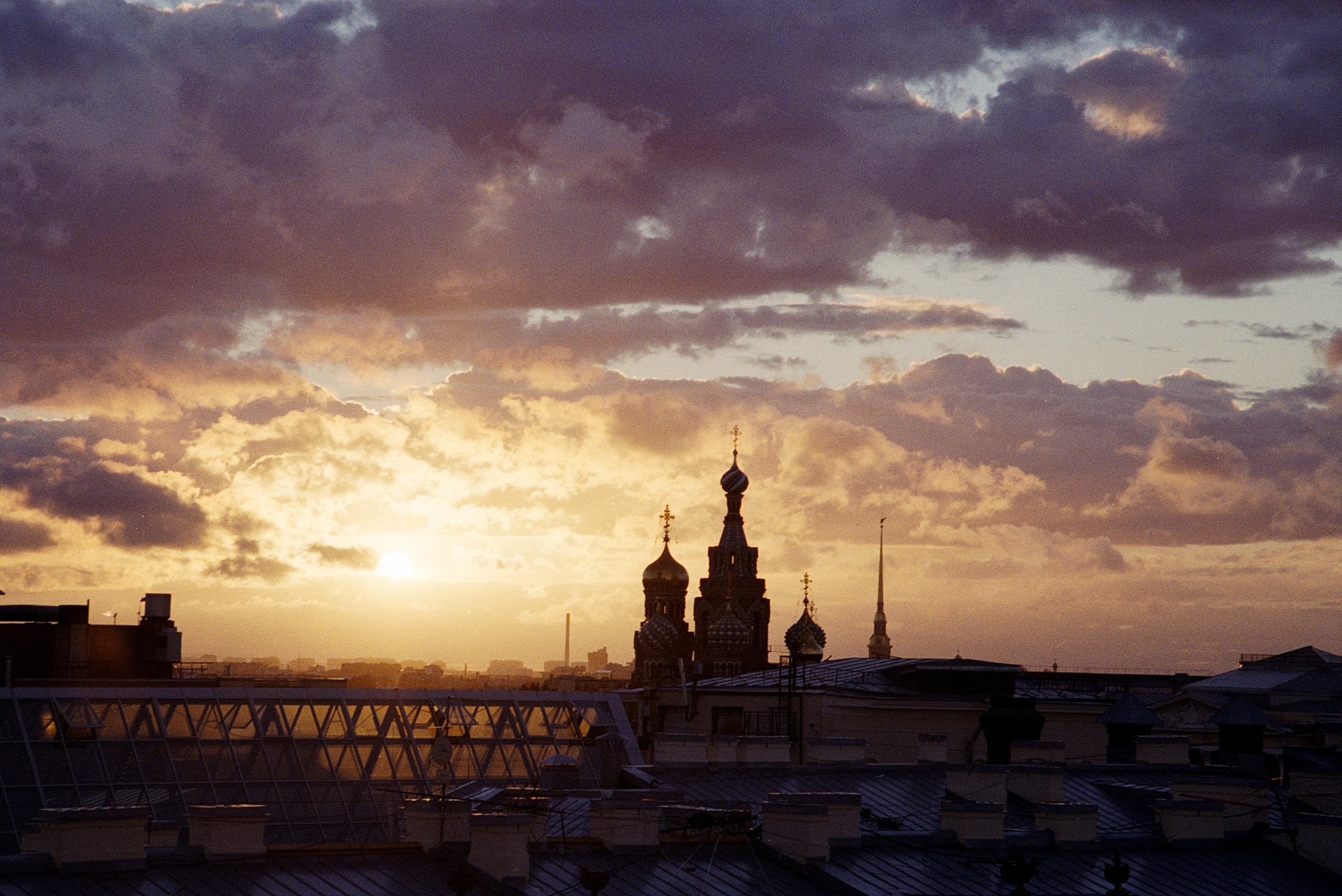 Kodak Pro Image 100 — эта пленка что-то вроде переходного звена в цепочке любительских и профессиональных пленок Kodak. При том, что по паспорту она называется профессиональной. Цвета фотопленки Kodak Pro Image 100 — как будто немного выгоревшие, слегка приглушенные, контраст фотографий невысокий, чтобы фотографии получились более контрастными, я решил поснимать на эту плёнку во время заката на крышах Санкт-Петербурга. Для сравнения также сделал пару снимком в облачную погоду и контраст фотографий сразу упал.Сканирование выполнили @fiksage_lab_________________________camera: Сanon eos 650lens: Canon 24-105 4.0L ISfilm: Kodak Pro Image 100_________________________Санкт-Петербург, июнь 2022