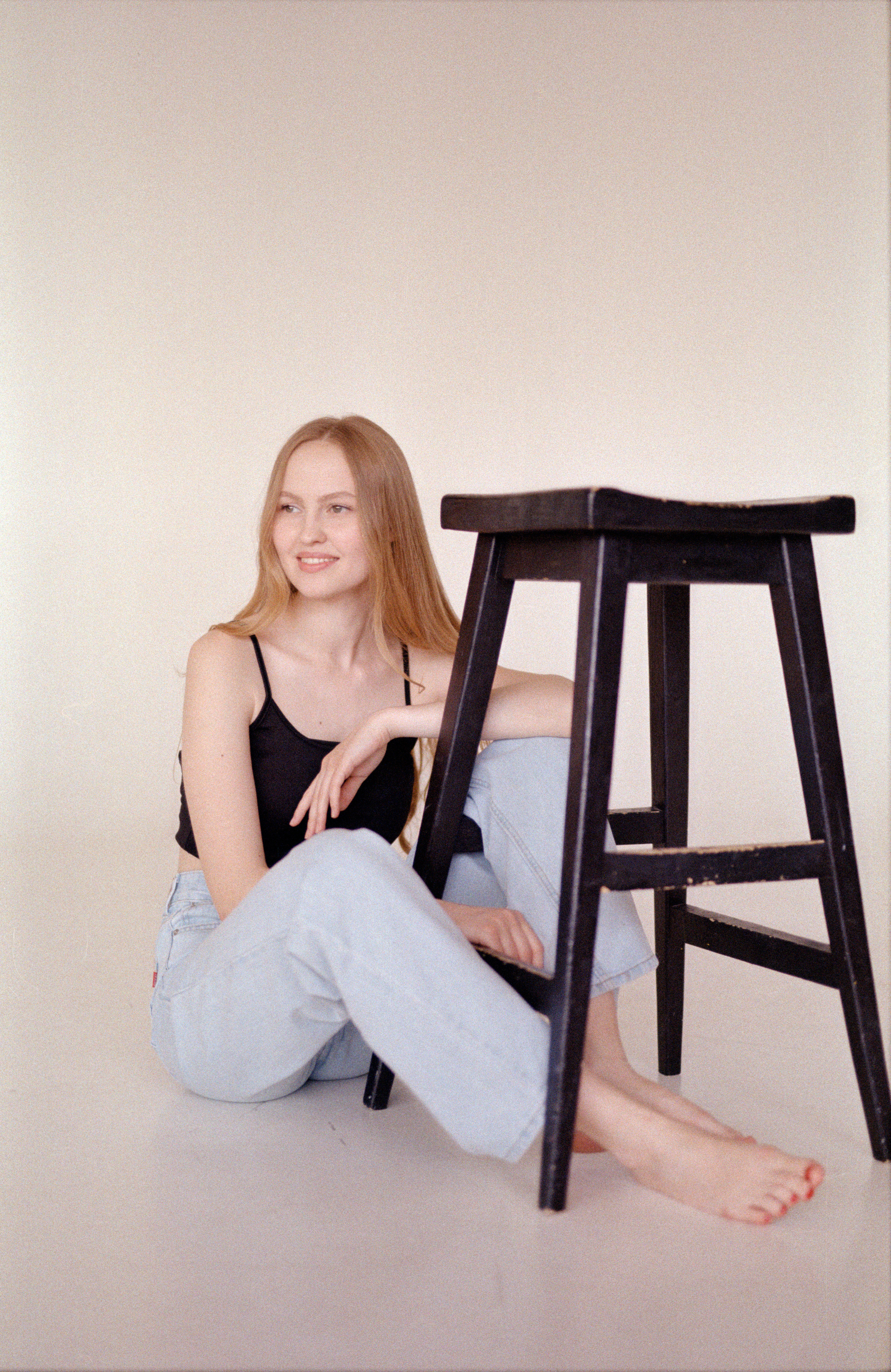 Данный тест проводился в студии на большой циклораме с естественным светом от окна.Kodak Pro Image 100 даёт слегка приглушённые цвета. Пленка более деликатная, сдержанная. Предназначена для съемки лав-стори, портретной, свадебной фотографии. В целом пленка мне понравилась, особенно тем, как обыгрывает красный цвет. Красный уходит в холодно-розовый, местами холодно-коралловый.Model: Аня Жулановаcamera: canon eos 650lens1: sigma art 50 mm 1.4film: Kodak Pro Image 100