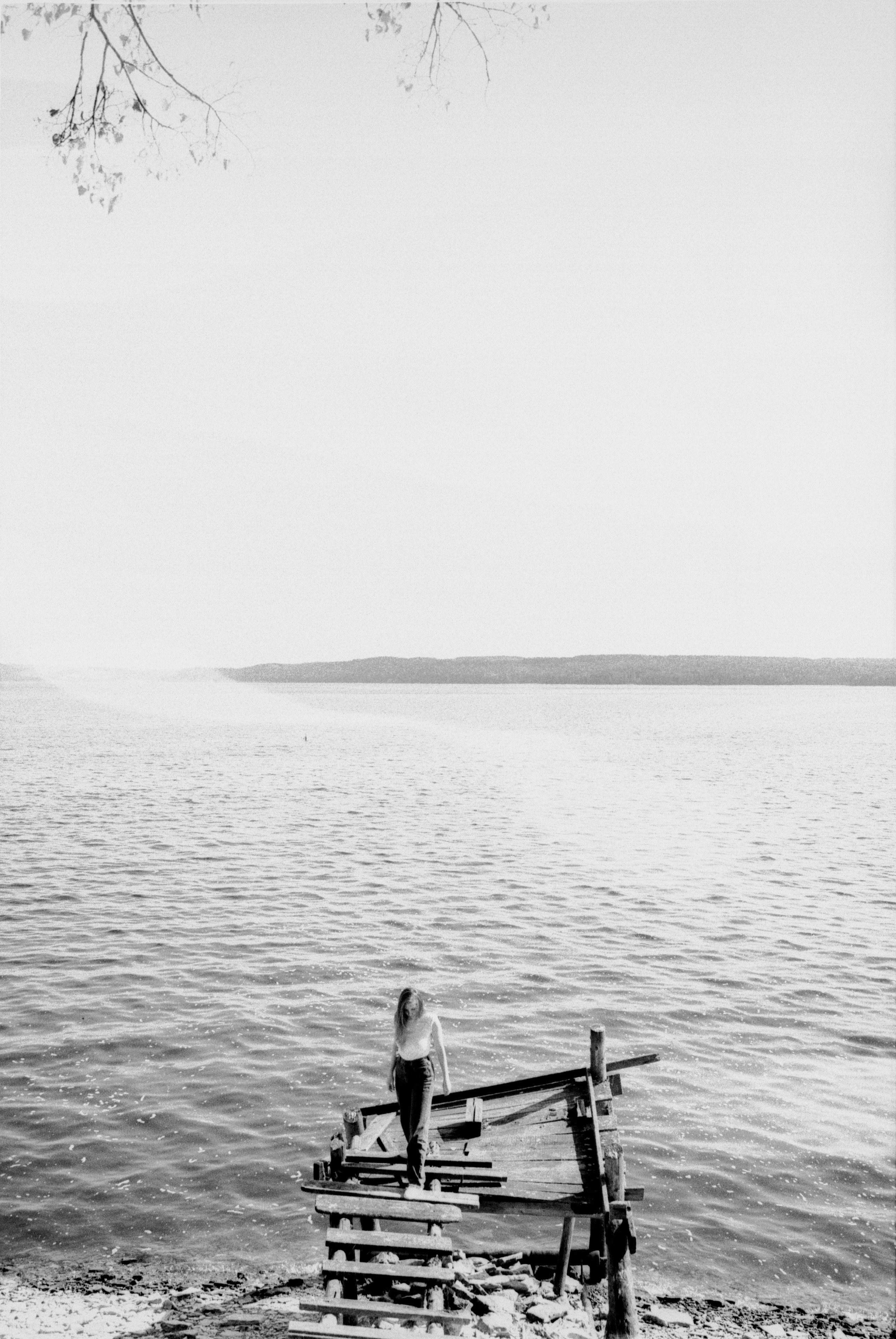 Это второй эксперимент ТАСМА 400 тип-42л. Первый тест был сделан в помещении без яркого света, фотографии в этой публикации снимались при солнце в зените, в таких условия кадры получились сильно переэкспонированные.Информация о плёнке — пришла небольшая партия бракованной фотоплёнки, по какой-то причине вся плёнка слиплась и приобрела рандомные спецэффекты в виде светлых пятен и полос.Model: Мария Кравецcamera: canon eos 650lens: sigma art 35 mm 1.4film: ТАСМА 400 тип-42л