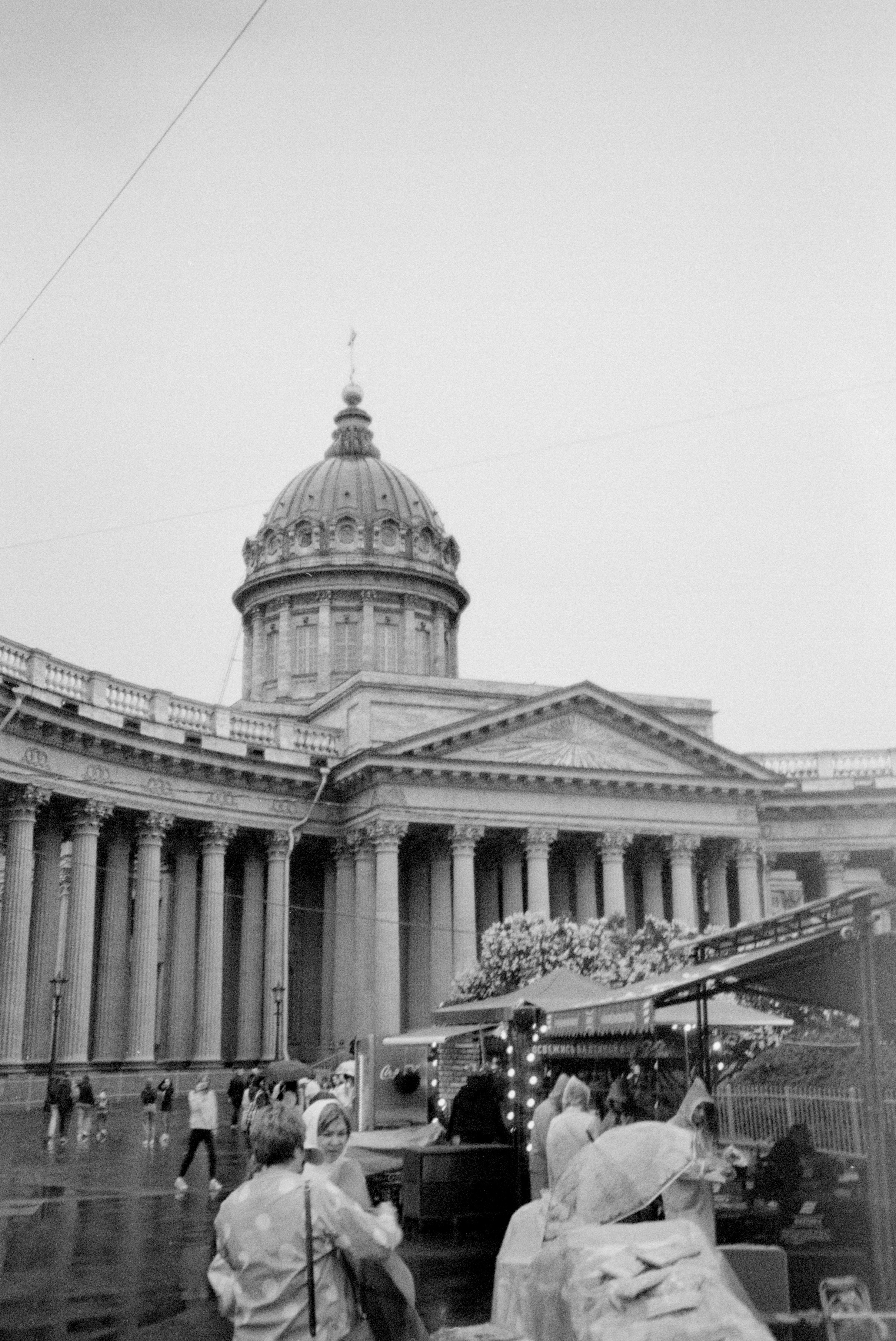 Не всегда удобно с собой брать что-то зеркальное и с тяжёлой оптикой, поэтому в моём парке плёночных фотоаппаратов появился этот — Olympus SuperZOOM 80s.Olympus SuperZOOM 80s — полностью автоматическая винтажная 35-миллиметровая компактная камера. Производилась в 2005 году. Эта камера была одной из последних моделей, которые Olympus выпустил на рынок. Не буду расписывать её характеристики, там всё стандартно для такого типа камер, но есть один весомый аргумент почему именно её я оставил себе — это питание от стандартных АА батареек, которые можно купить даже в самой глухой деревне, у большинства конкурентов питание задействовано на элементах cr123a или cr2.Тест этой камеры сделал с Фотопленка Тасма Aero 100 с истёкшим сроком годности в 1990 г. Не смотря на возраст плёнки в 30+ лет, она довольно хорошо сохранилась. Плёнка с умеренным контрастом и мелкозернистая.__________________________camera: Olympus SuperZOOM 80s.film: Тасма Aero 100 (просрок от 1990 г.)_________________________Санкт-Петербург, июнь 2022