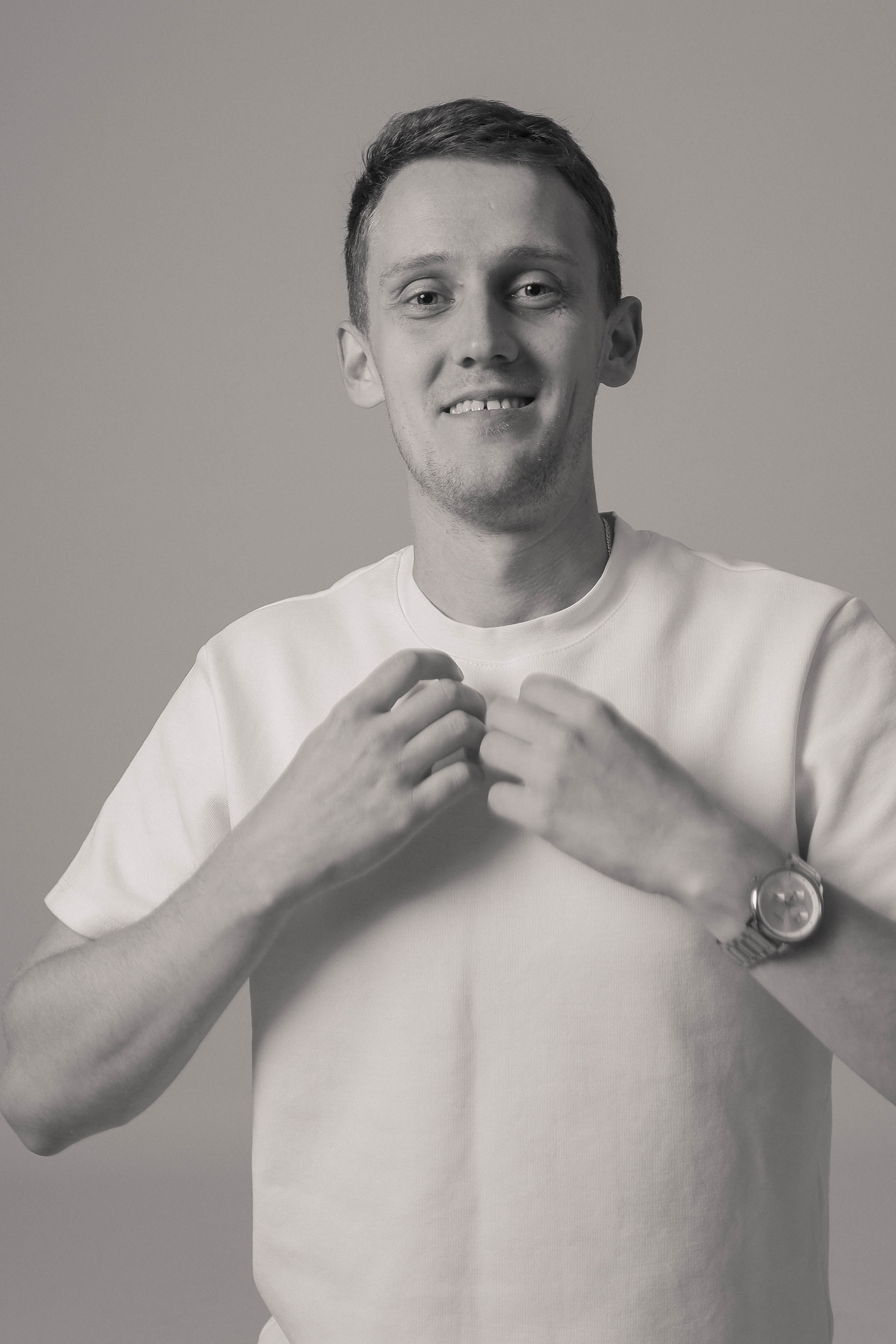 Белый фон ЧБ. Фотостудия без фотографа в Мозыре «Селфи»