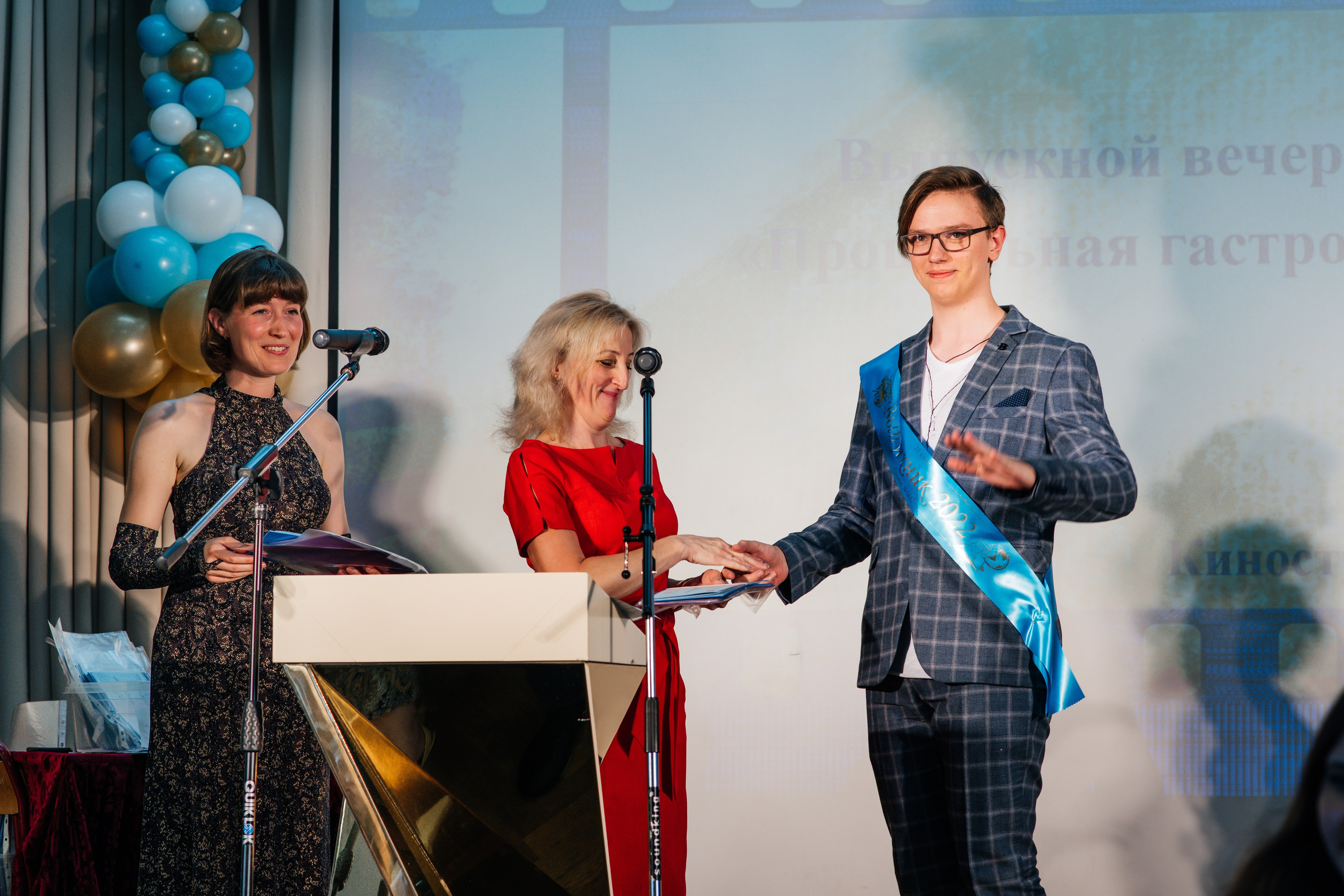 Вручение аттестатов. Выпускные альбомы в Подольске Москве и МО