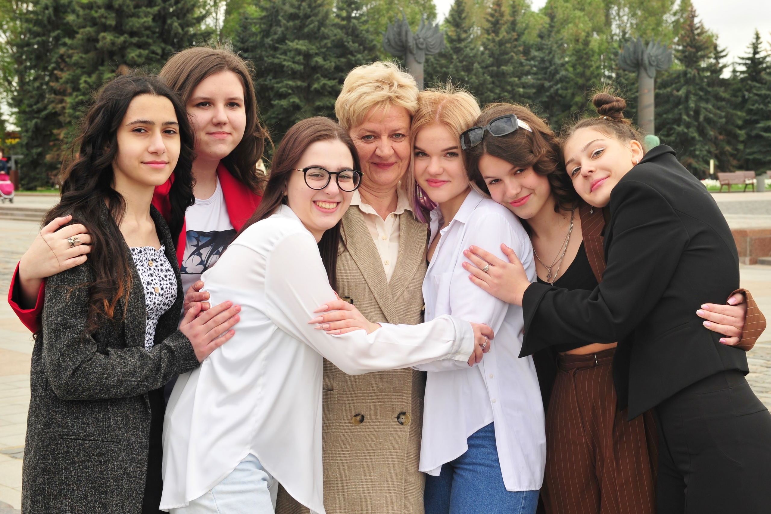 Последний Звонок на Поклонной Горе (уличная фотосессия 9-классников). Свадебный и семейный фотограф в Москве Ирина Гончарова