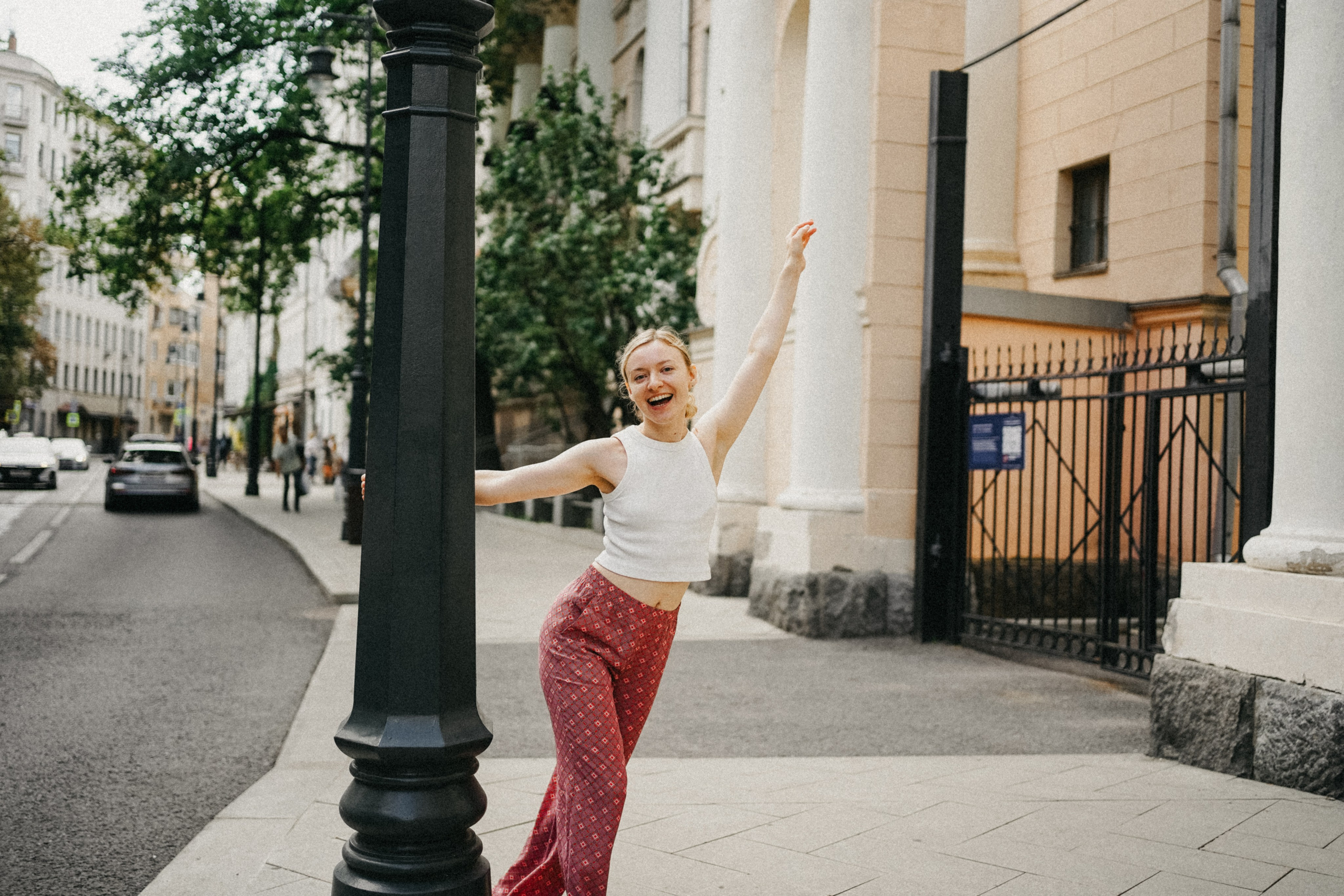 Девушка по городу шагает босиком. Фотограф Наталья Колганова