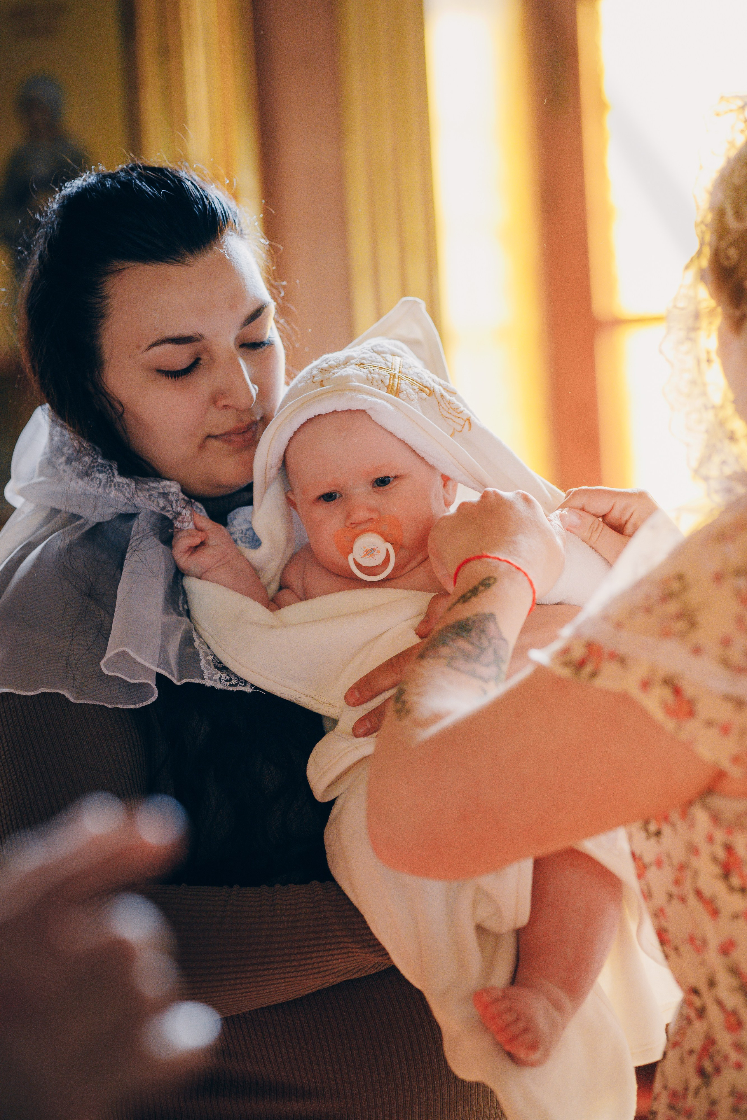 Зимняя съемка ребенка в церкви. Выпускные альбомы в Серпухове