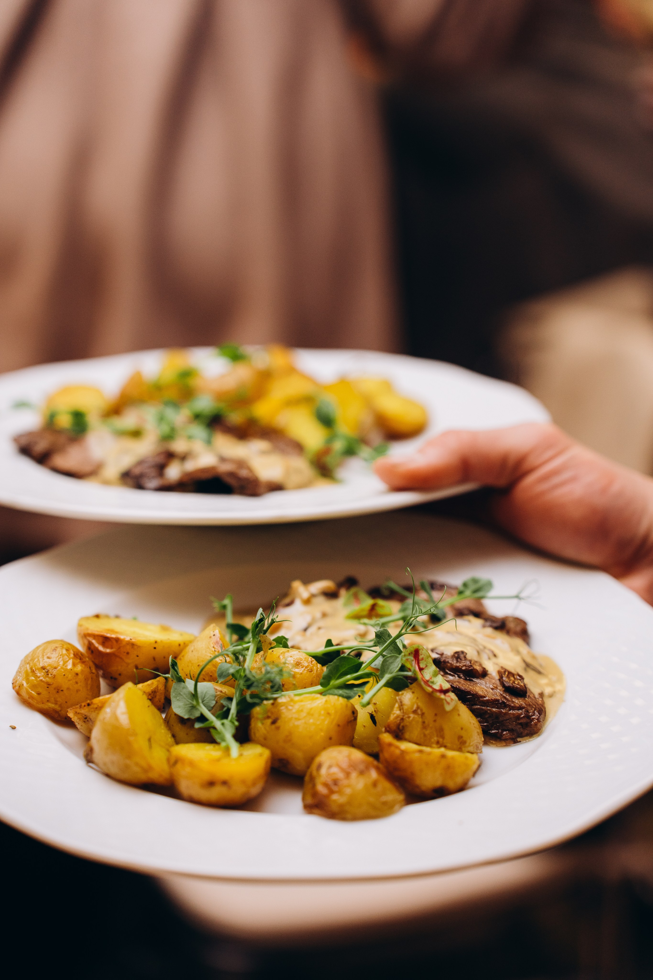 Веселые гости танцуют на свадебном банкете — репортажная съемка свадебных мероприятий в Москве с живыми эмоциями.