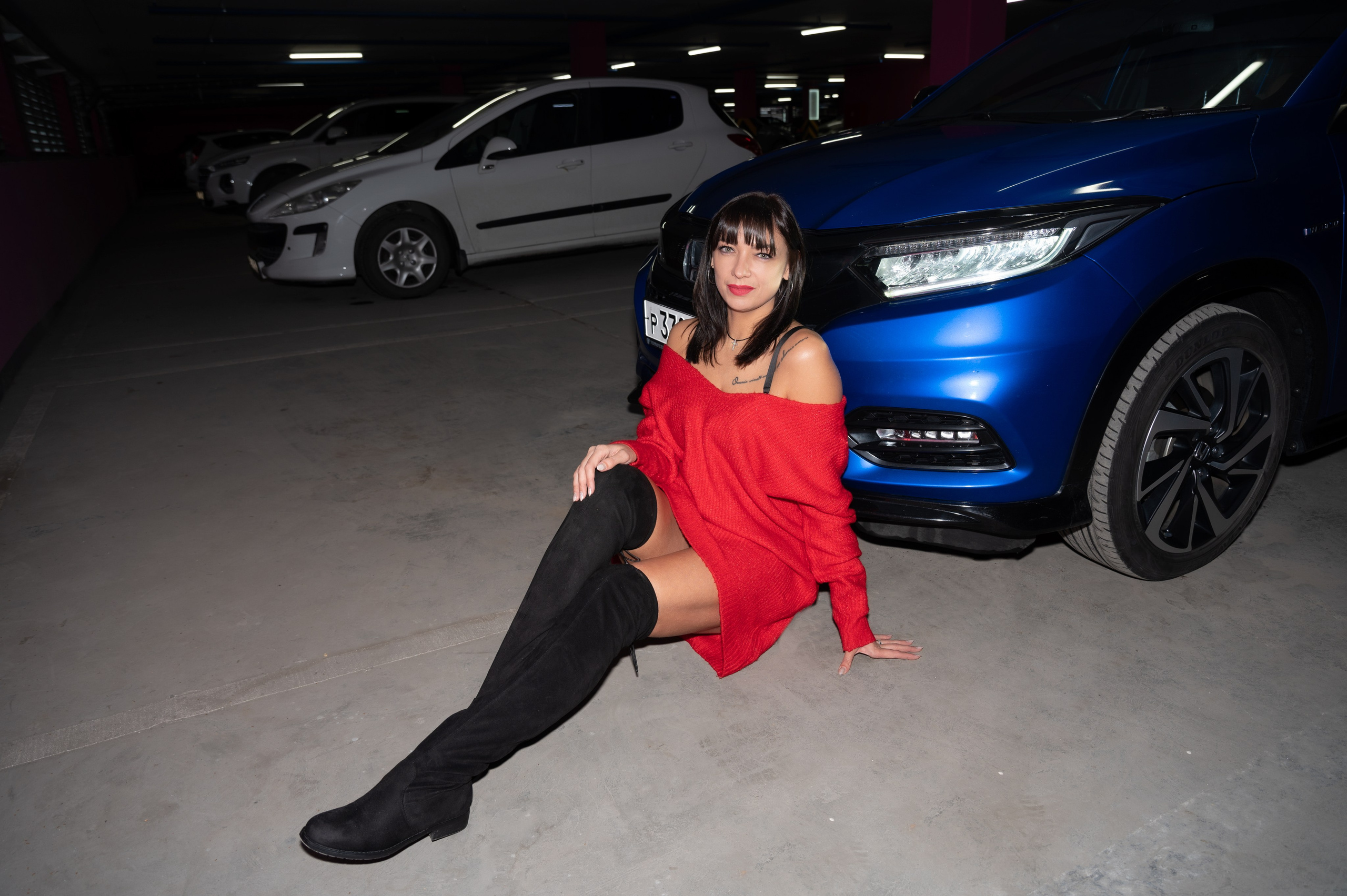 Портретная фотосессия девушка на парковке