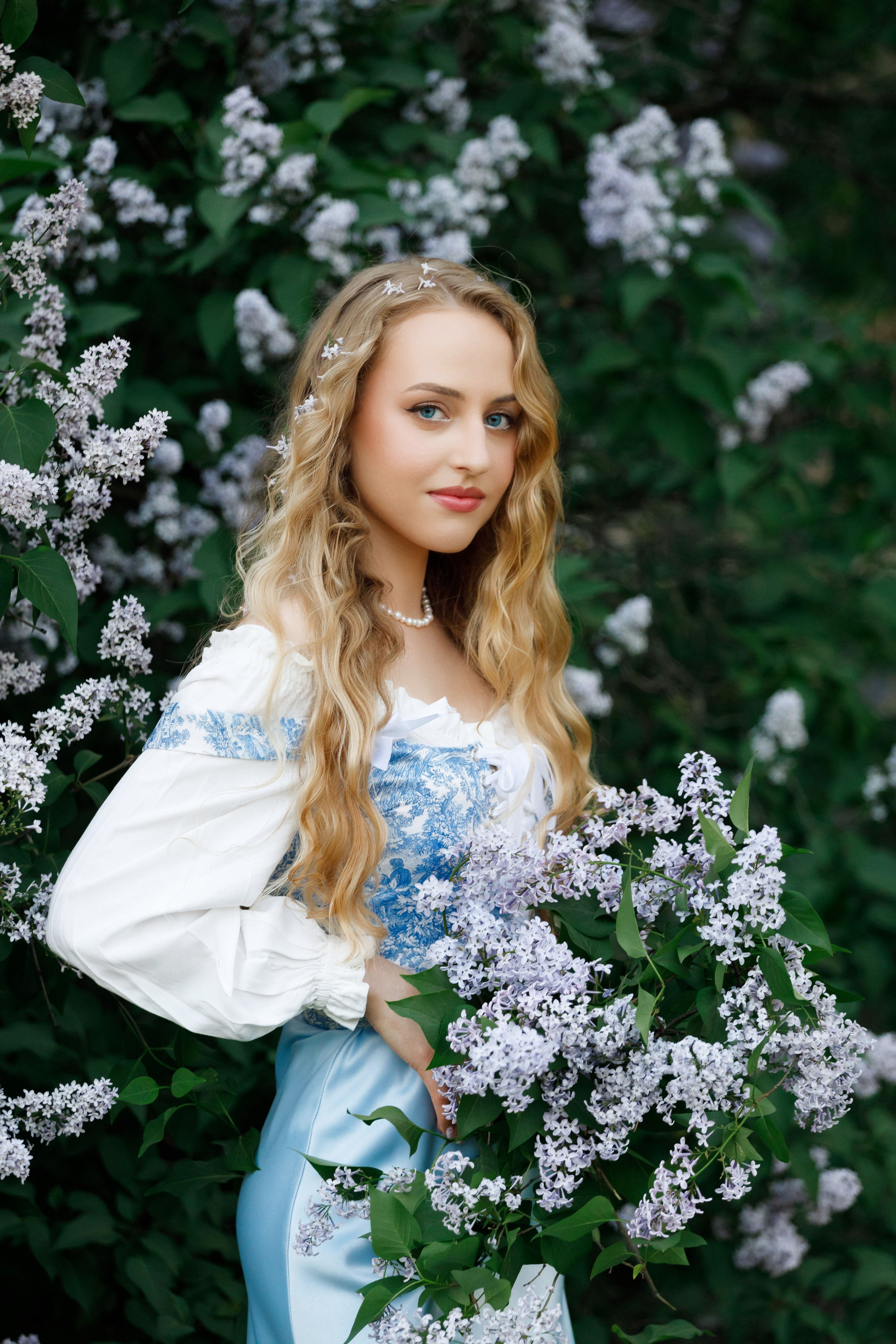 Фотосъемка в цветущей сирени. Модель Ангелина. Фотограф Яков Поспехов