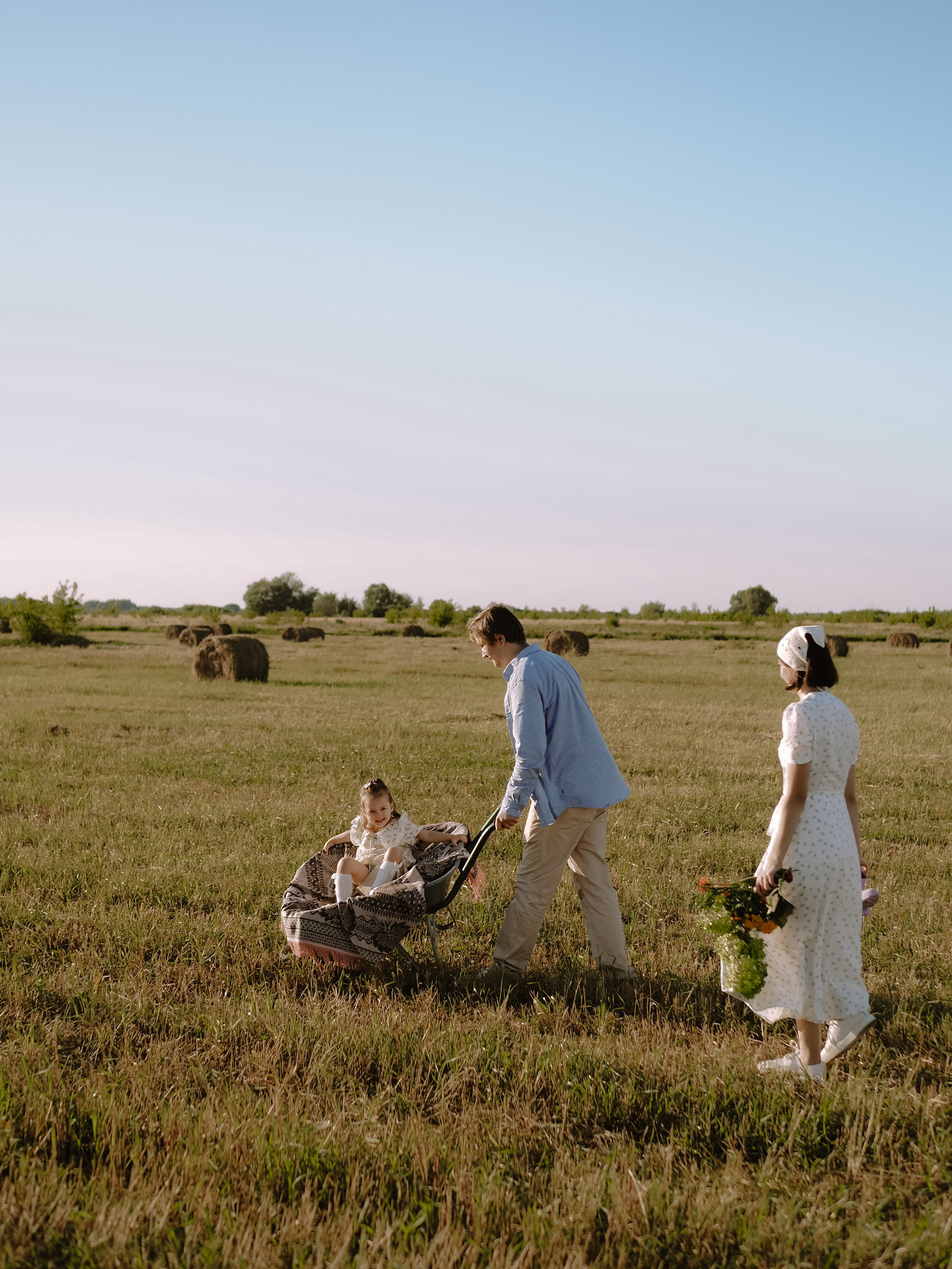 Гоняться по полю на тачке с мамой и папой. Обижаться. Смеяться. Фотограф Рязань. Семейный Свадебный фотограф