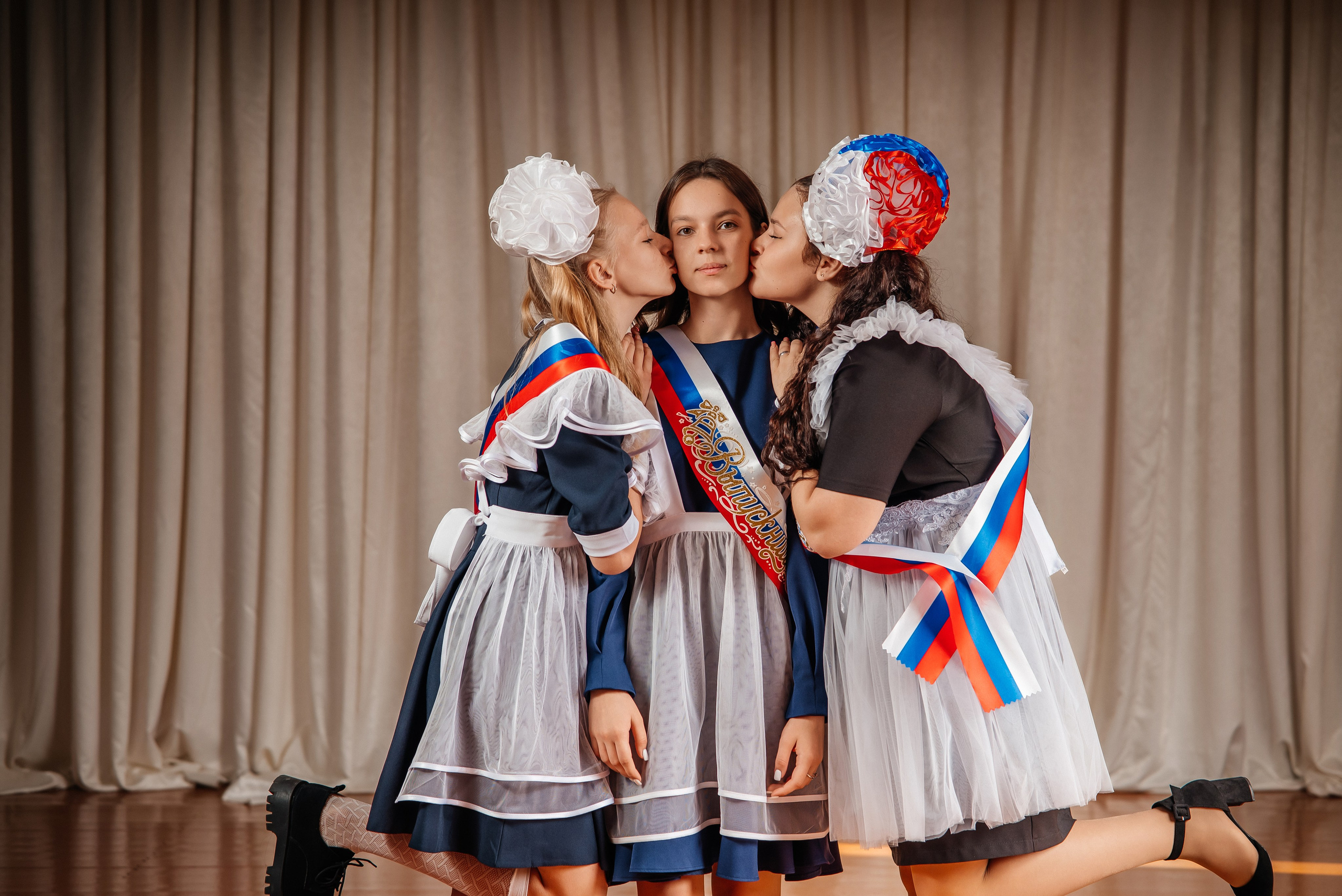 Классическая классика. Школьный фотограф в Валуйках. Фотосессии для выпускников и изготовление выпускных альбомов в городе Валуйки и в Белгородской области