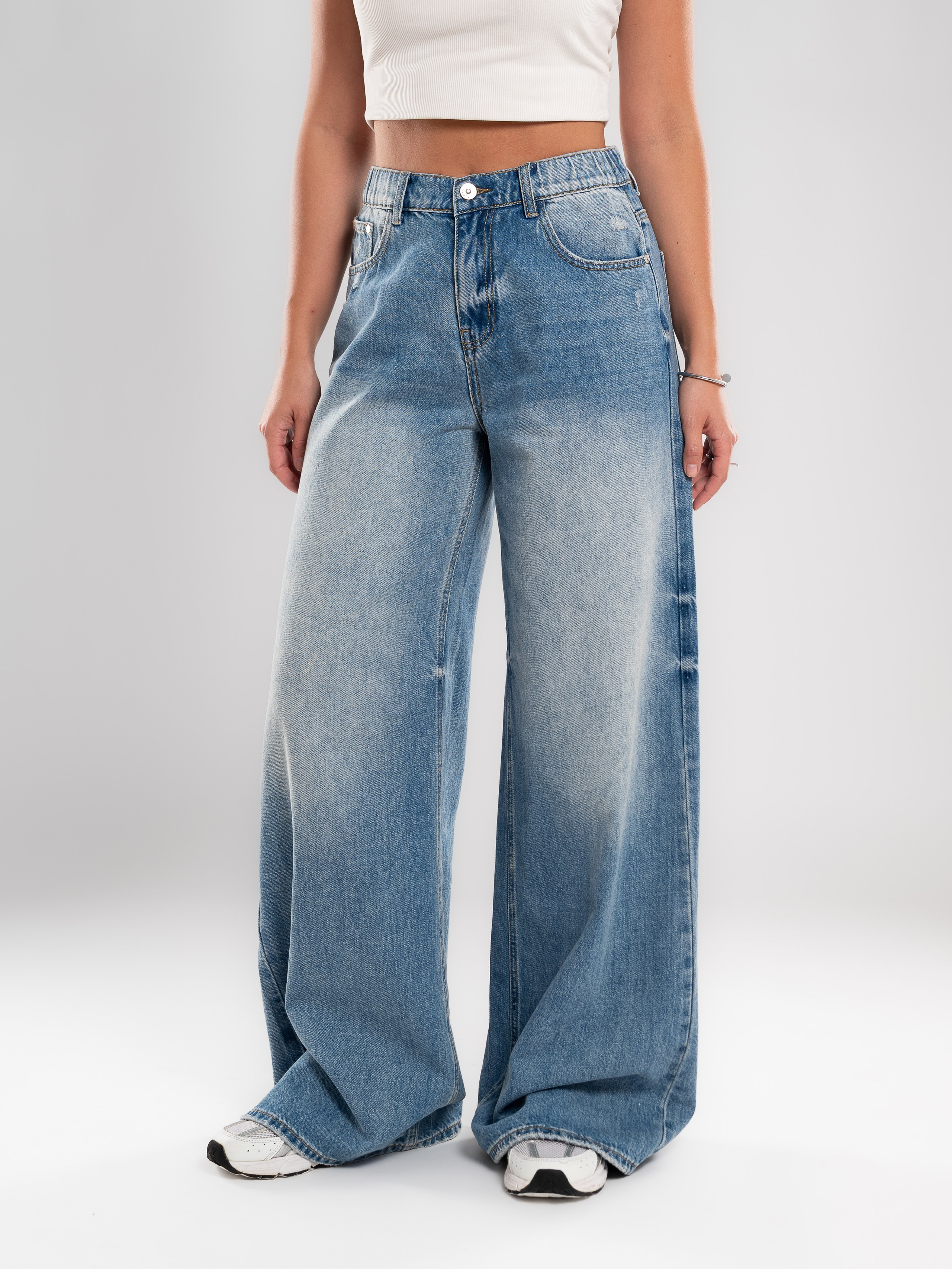 Джинсы на 2х моделях. Предметный фотограф, фото для маркетплейсов Пятигорск, КМВ