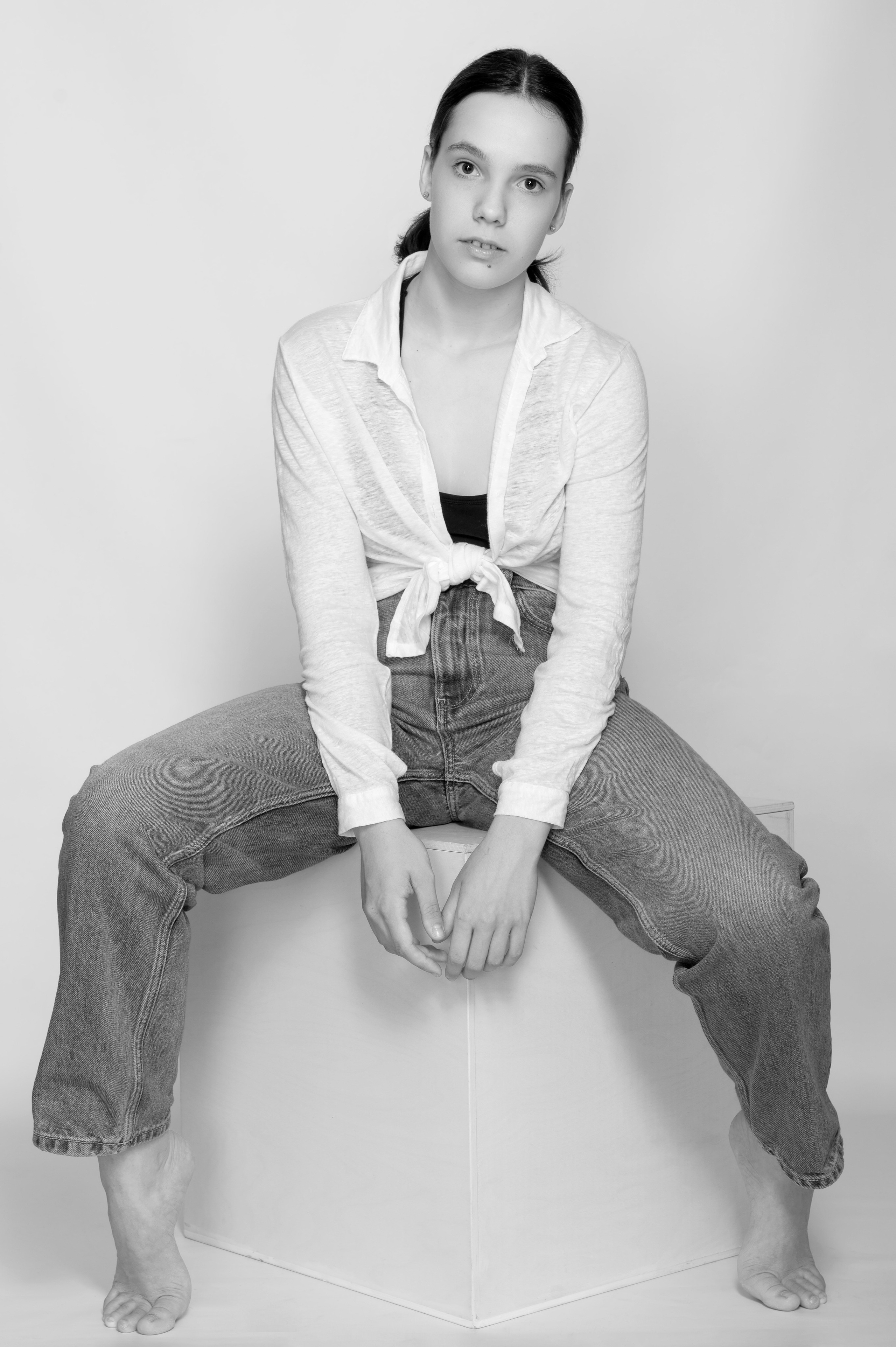 Модельное портфолио, девушка в джинсах и белой рубашке, съемка для модельного агентства, модельные тесты