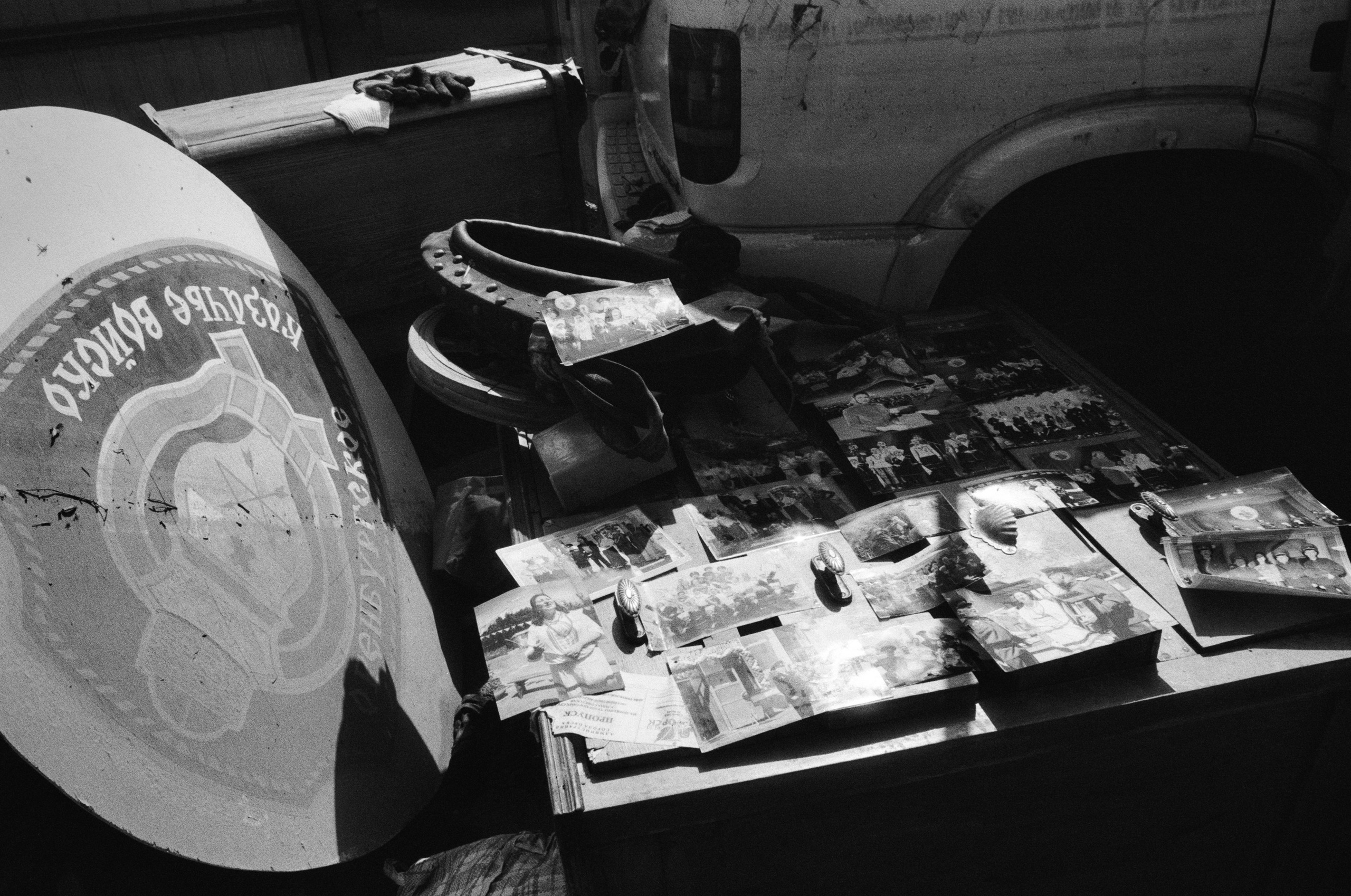 Во дворе сушатся фотографии из семейного архив | 12.04.2024 / г. Орск