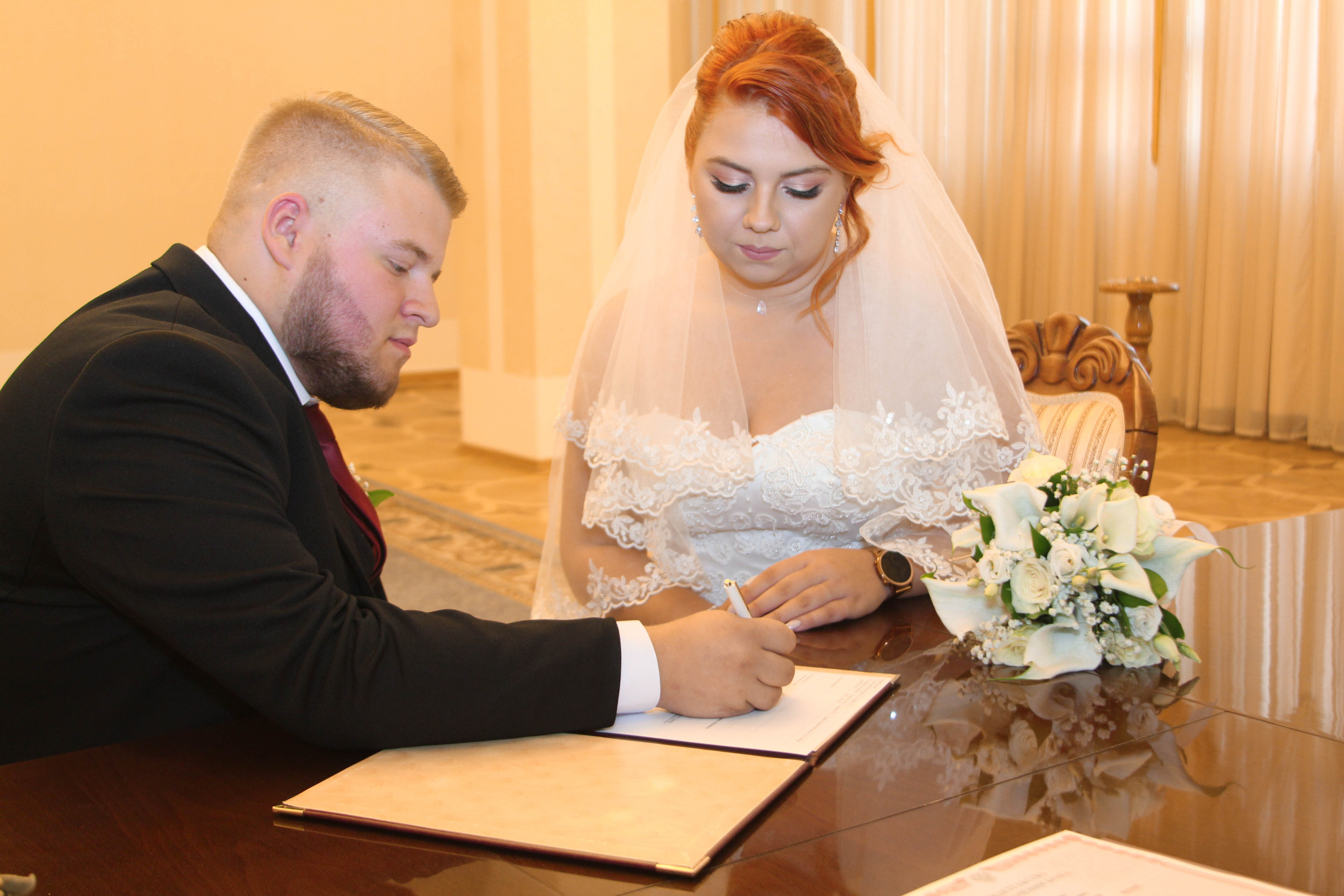 Роспись в ЗАГСе Бибирево, жених и невеста ставят роспись о заключении брака, фотограф в Москве
