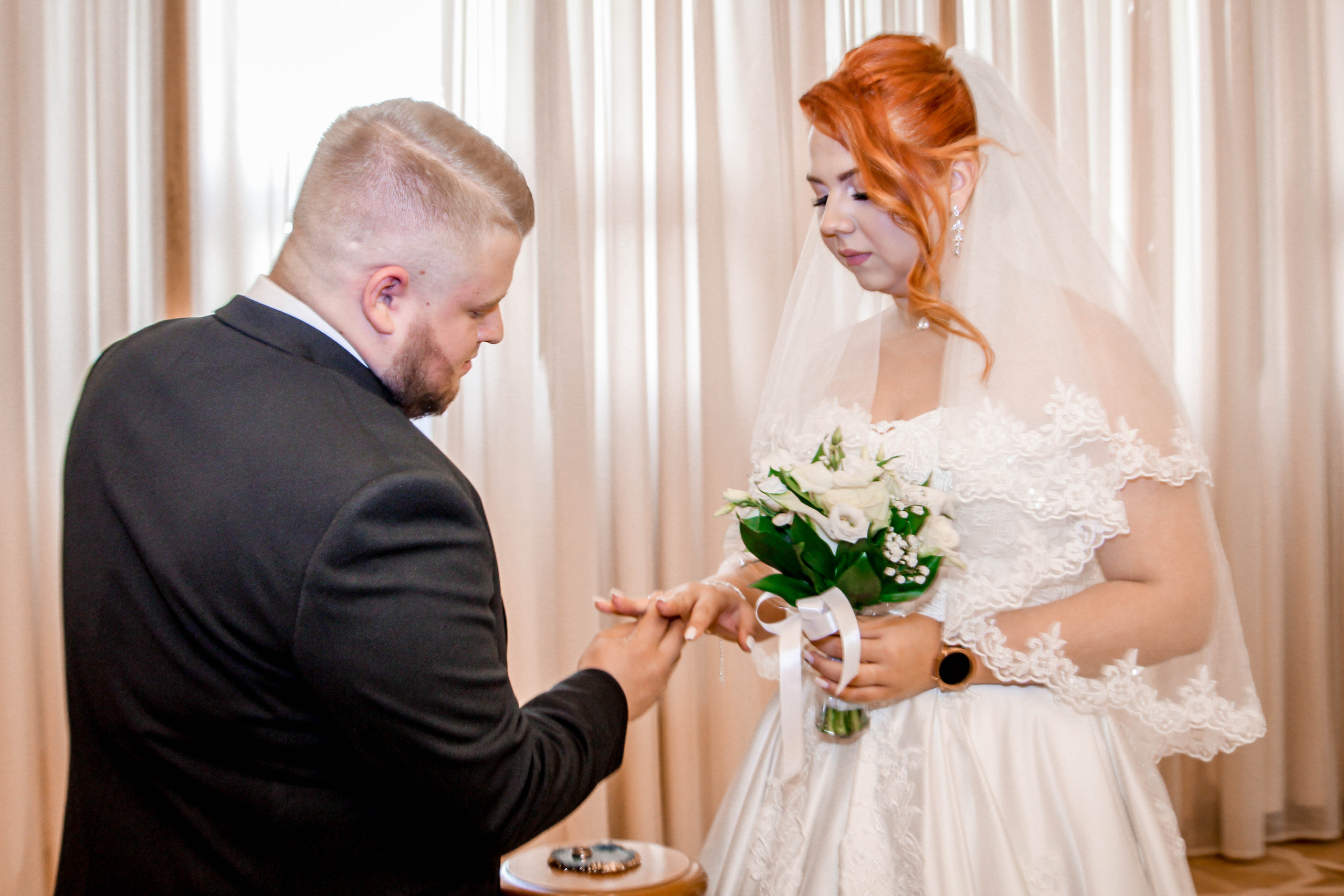 Молодые одевают кольца ЗАГС в Бибирево, свадебная фотосессия в Москкве и МО