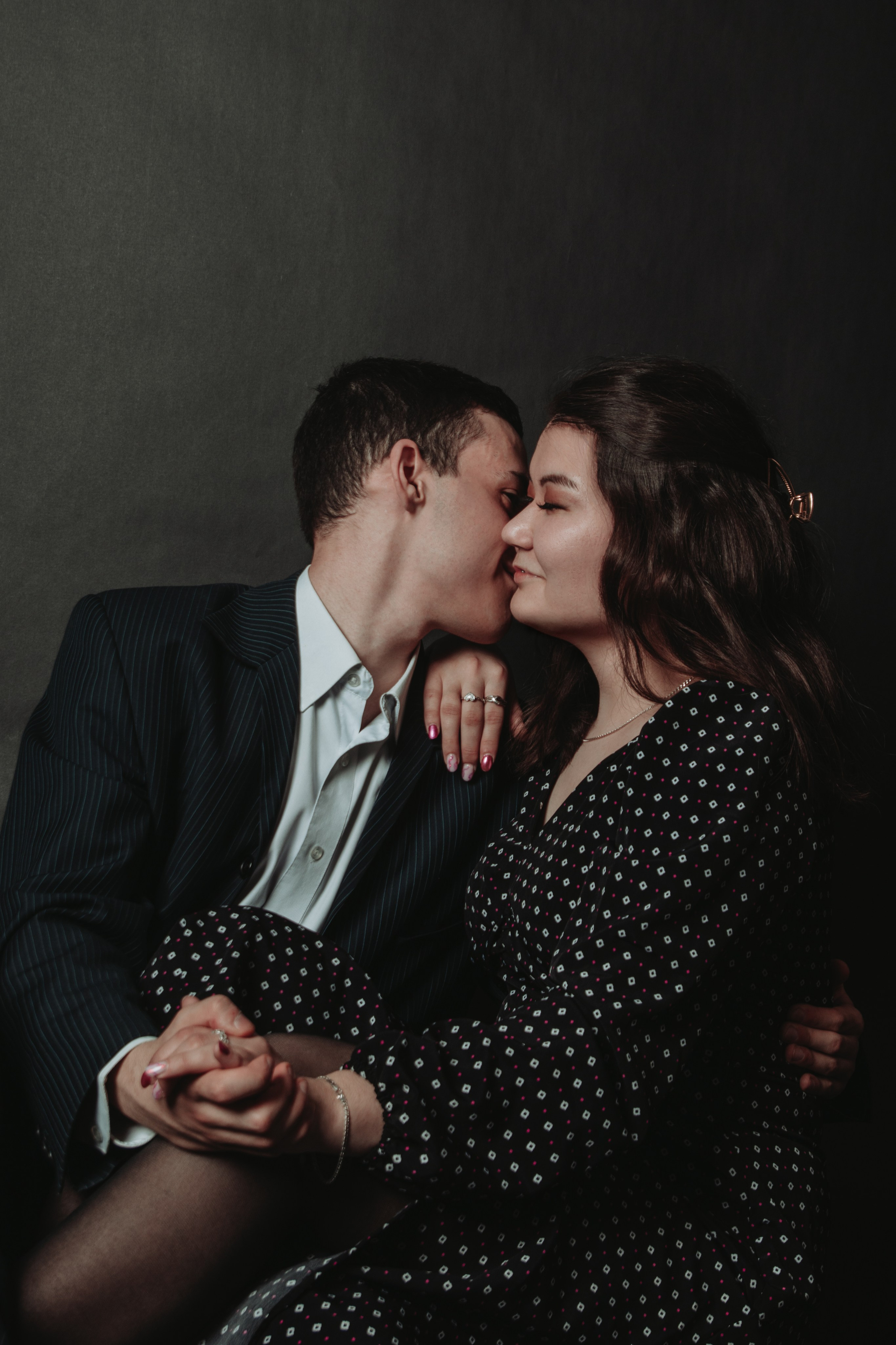 love story на темном фоне  парень с девушкой первая фотосессия 