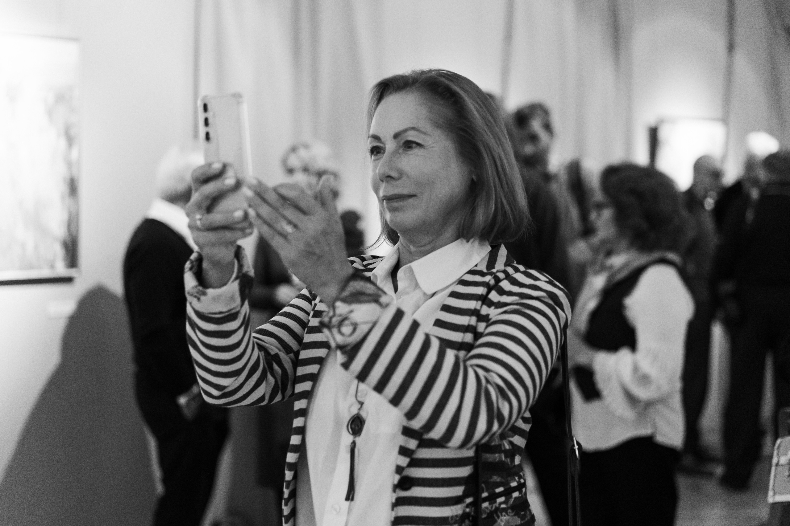 Съёмка открытия вытсавки художника Ильи Даньшина. Лиза Фирстова — самый добрый фотограф