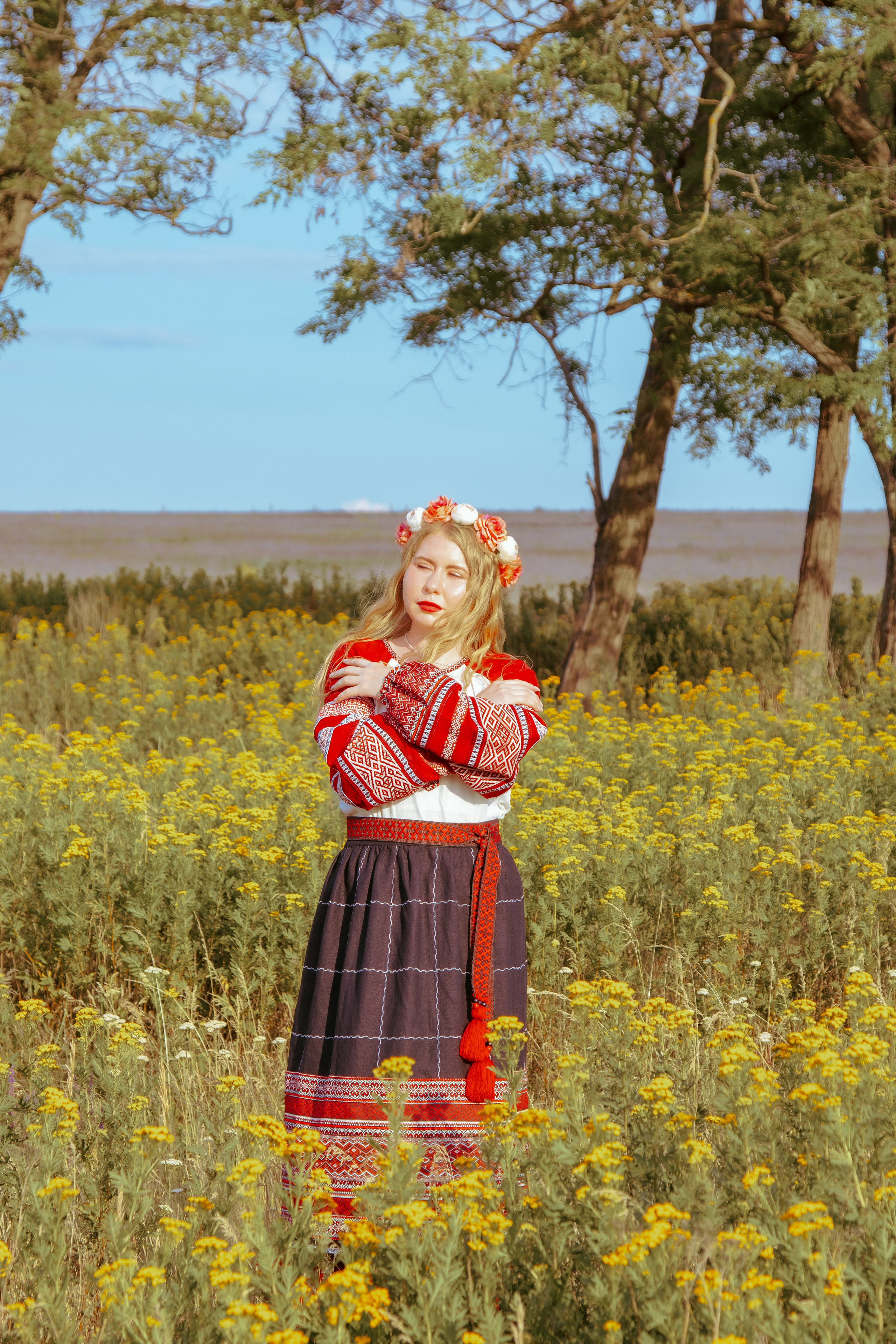 Портрет прекрасной девушки в славянском стиле в красном народном платье 