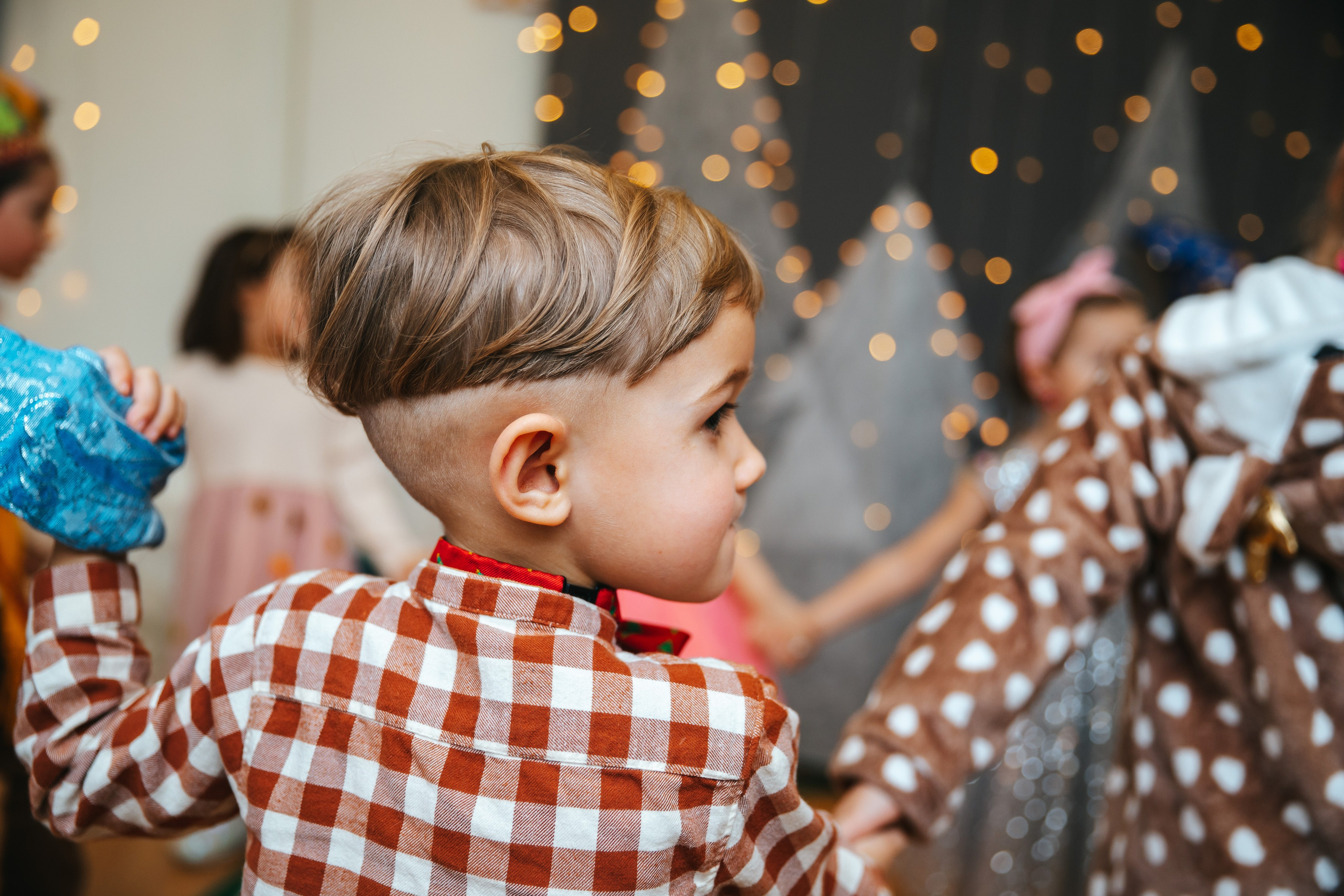 Новогодний утренник в Монтессори-садике. Семейный lifestyle фотограф в Санкт-Петербурге Людмила Пахомова