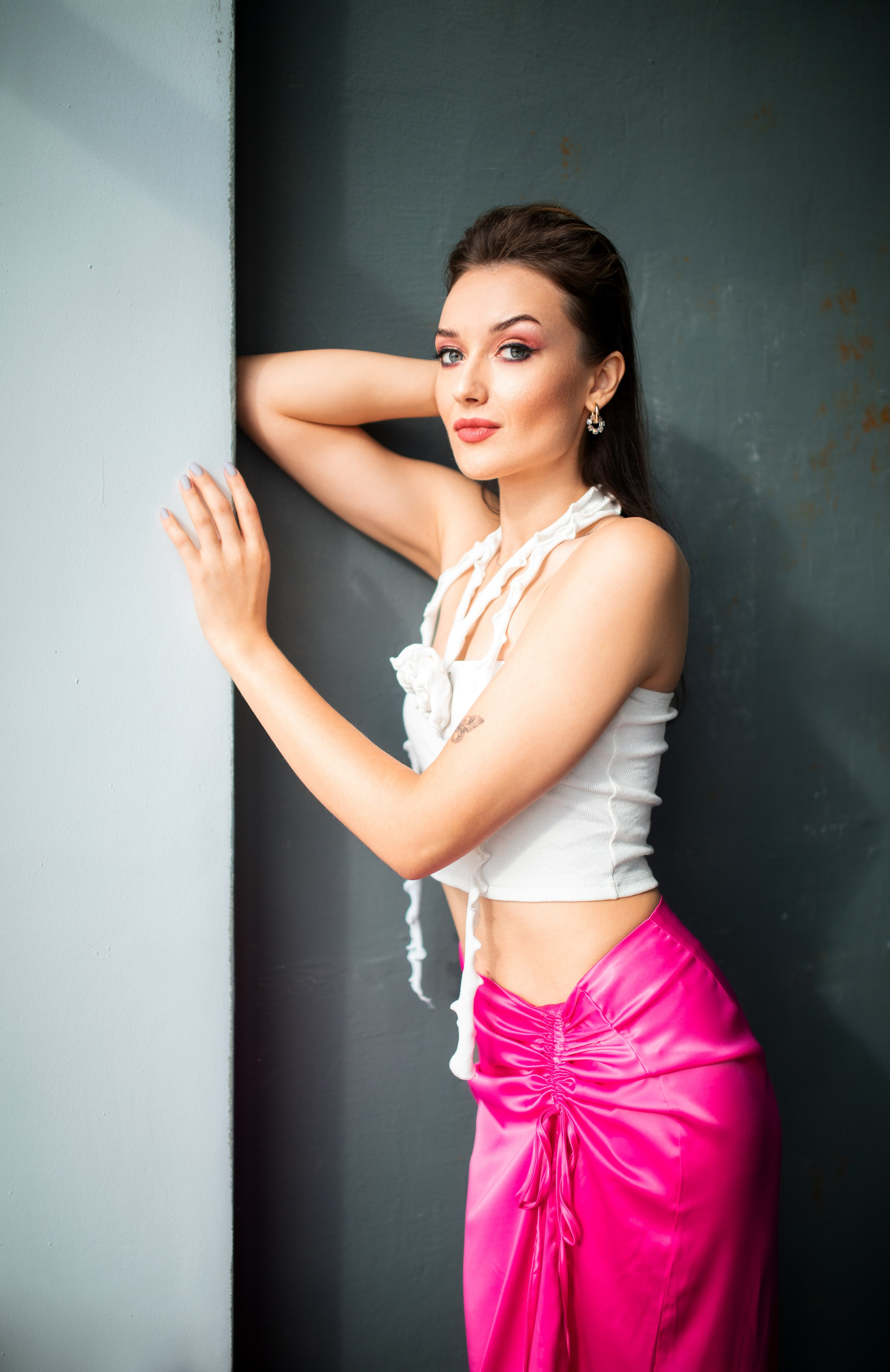 Студийный фотосет с Анастасией в минимальном интерьере в формате для «себя»