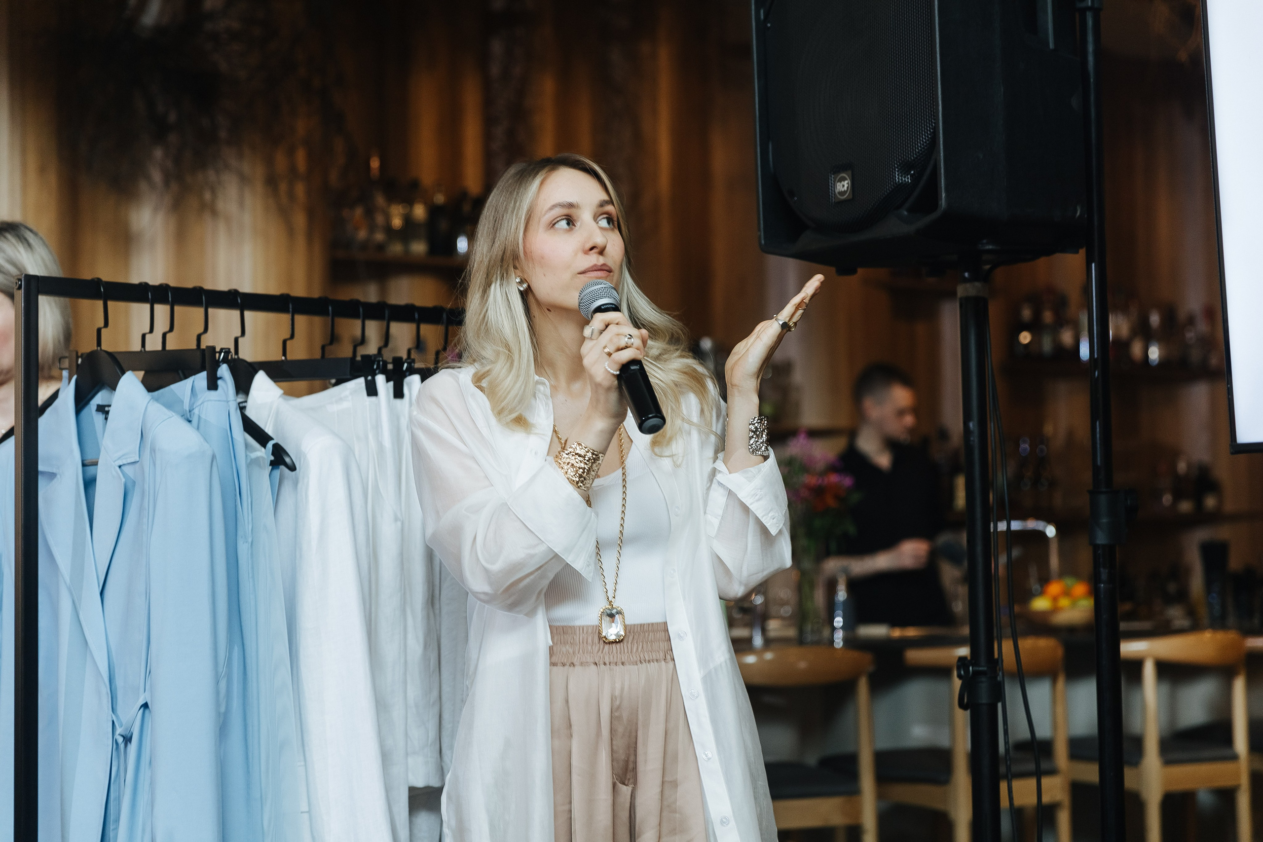 Презентация открытия магазина женской одежды GLVR в ресторане Fresco. Фотограф в Красноярске Надежда Воскресенская