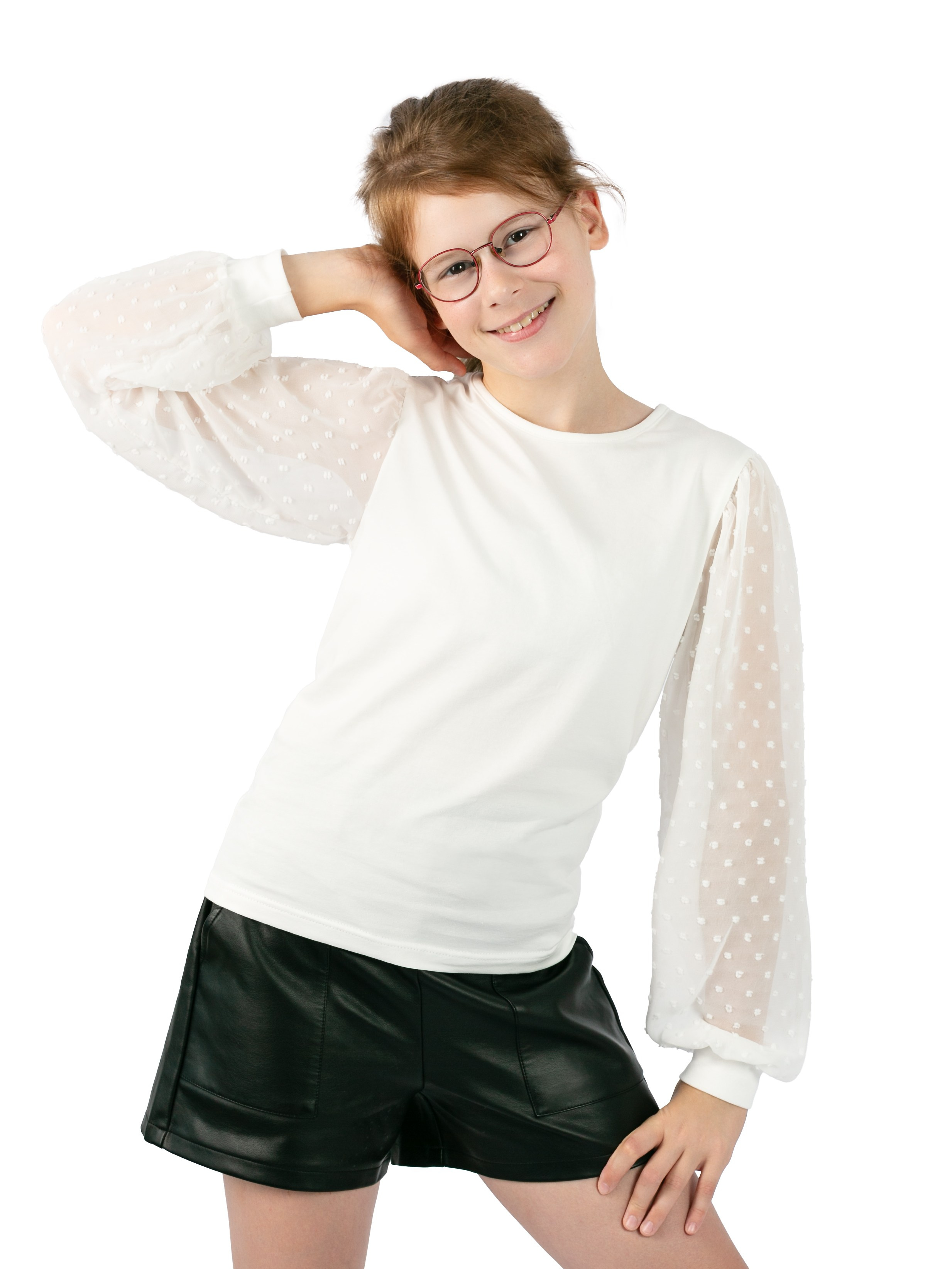 Детская одежда на белом фоне для wildberries, с моделью. Предметная, рекламная фотосъёмка в Орле. Предметный фотограф в Орле