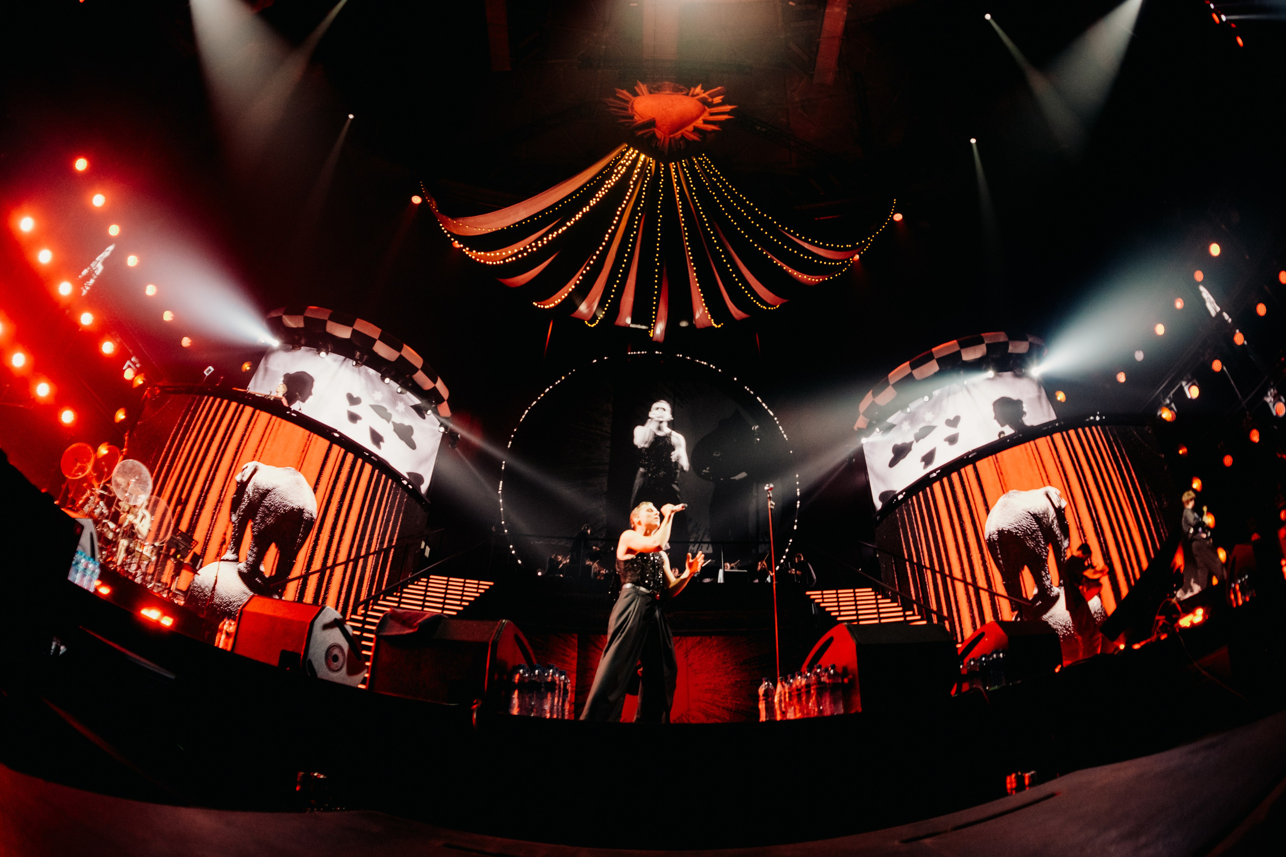 ВАНЯ ДМИТРИЕНКО В МЕГАСПОРТЕ 07.11.25. Концертный и репортажный фотограф в Москве и Санкт-Петербурге Мария