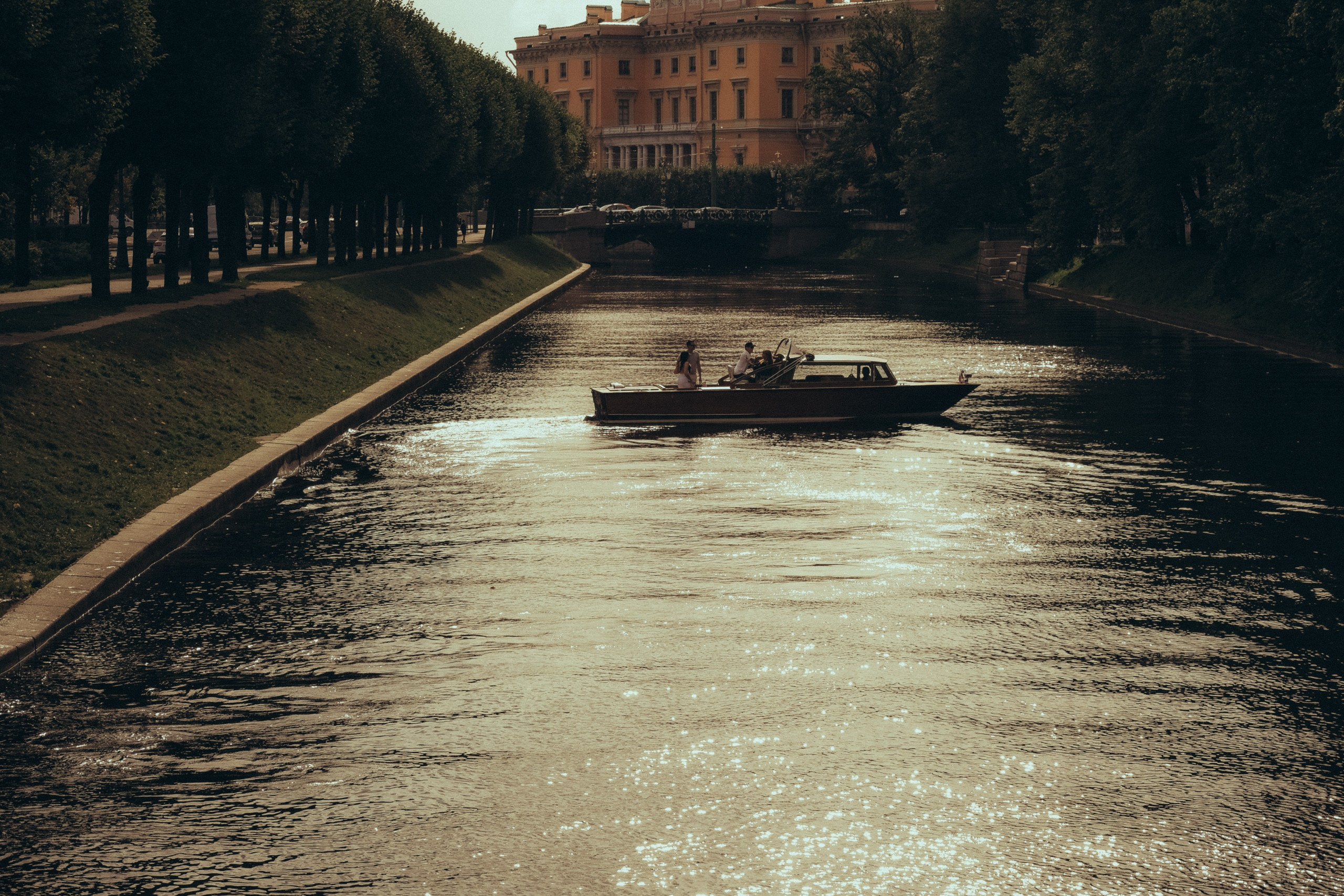 СВАДЕНБНАЯ СЬЕМКА НА КАТЕРЕ ПО КАНАЛАМ САНКТ-ПЕТЕРБУРГА И В АКВАТОРИИ НЕВЫ. Профессиональный фотограф, Санкт-Петербург — Виктория Богомолова