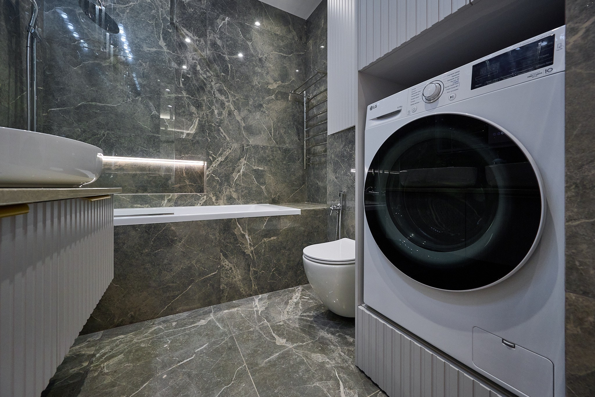 ванная комната темные плитки 