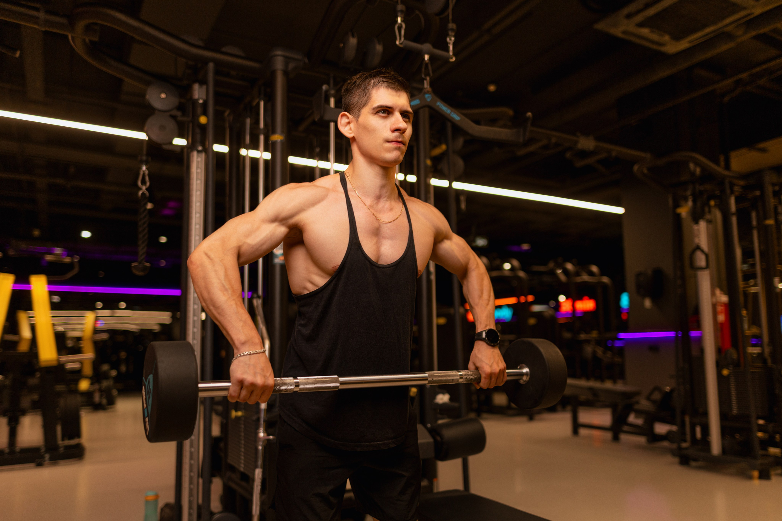 Фотосет в Владом в тренажерном зале для контента. Дмитрий Шульгин, портретный фотограф в Воронеже