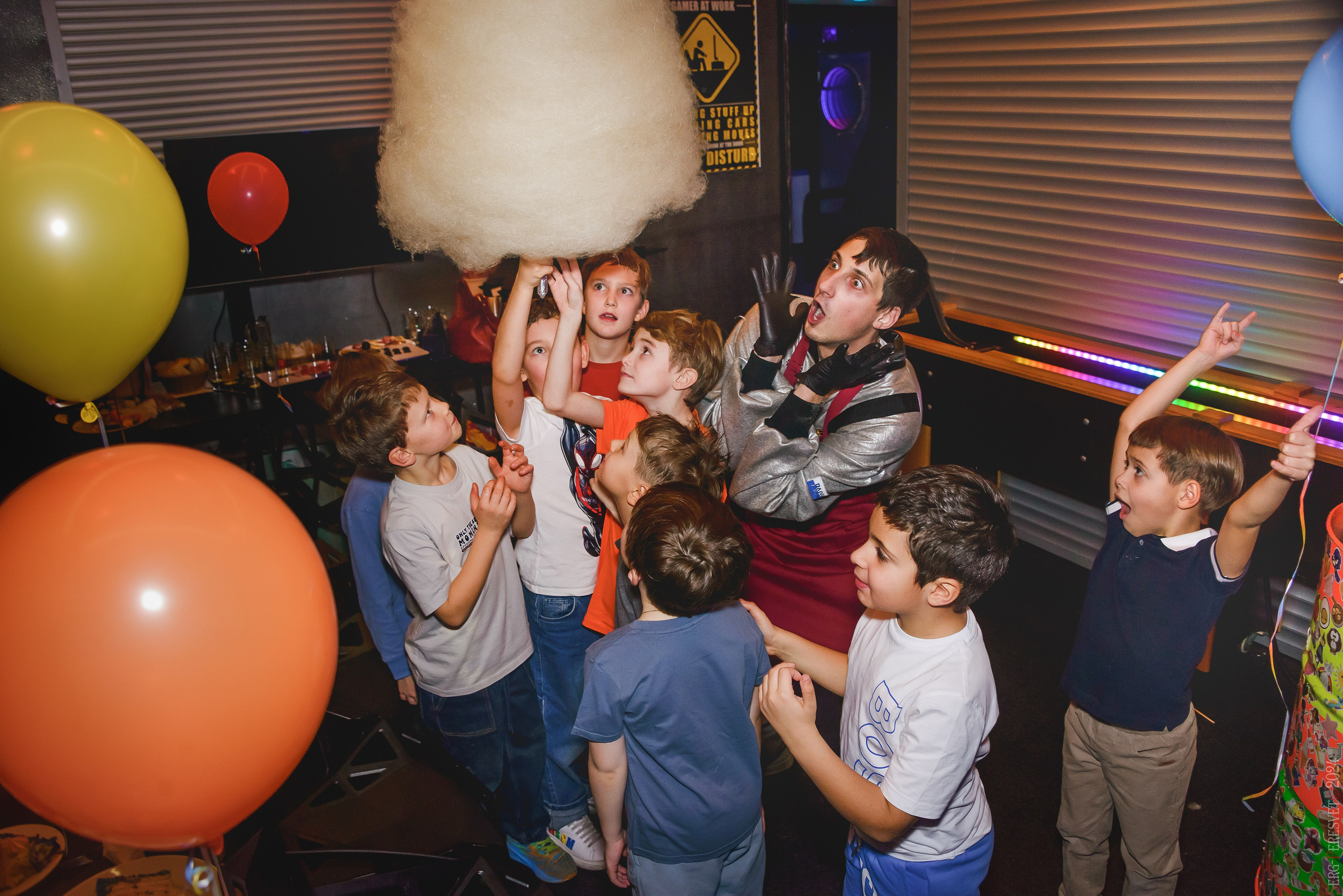 День рождения — шоу 2024-25: мафия, сахарная вата, бумажная дискотека, пиньята, зеркальный лабиринт. Ваш фотограф на праздник в Москве, Раменском, Жуковском, Люберцах