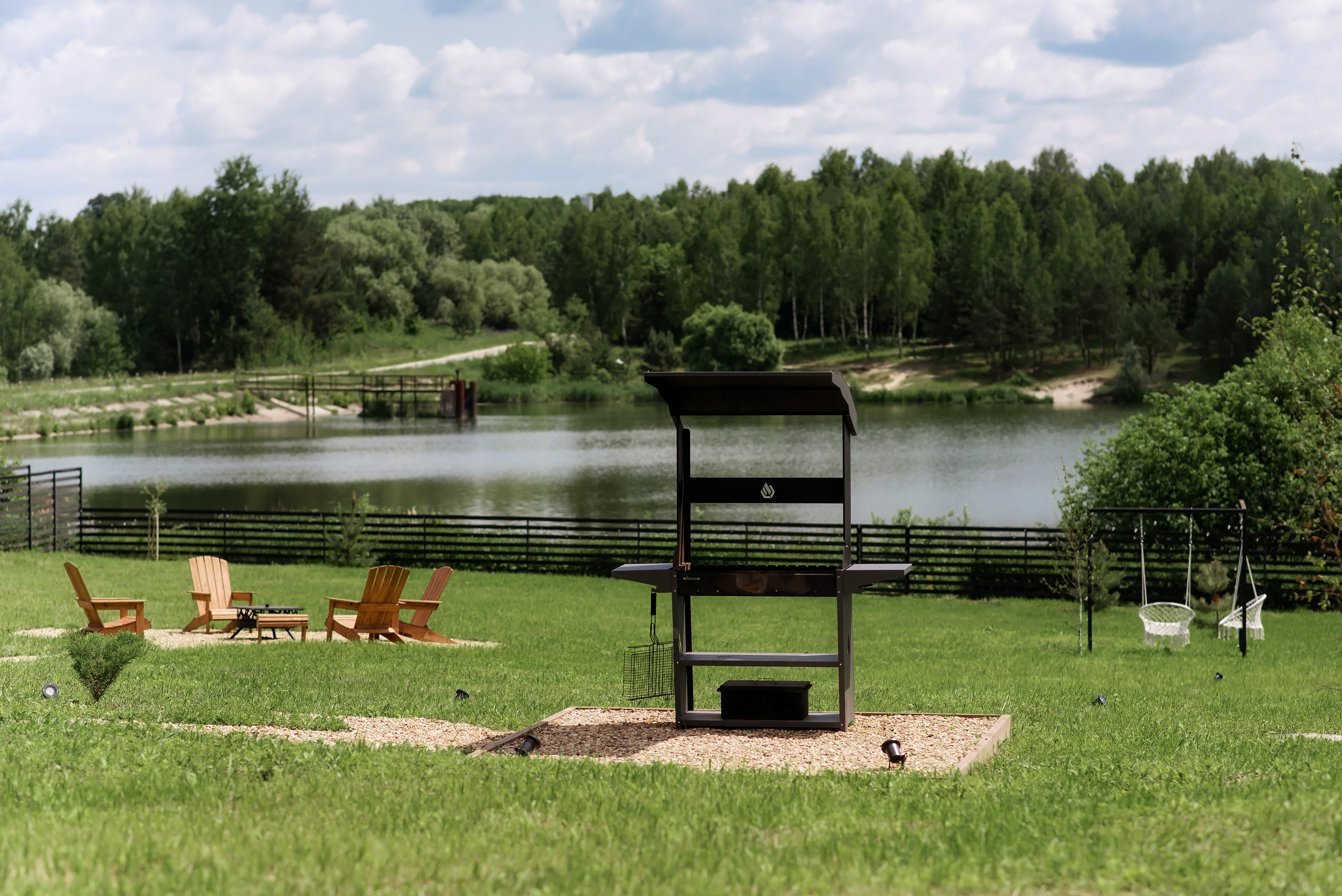 Наша территория. Глэмпинг. Аренда дома для отдыха в Брянске. Банный чан, зона BBQ. Дом на озере в Брянске. Отдых Брянск