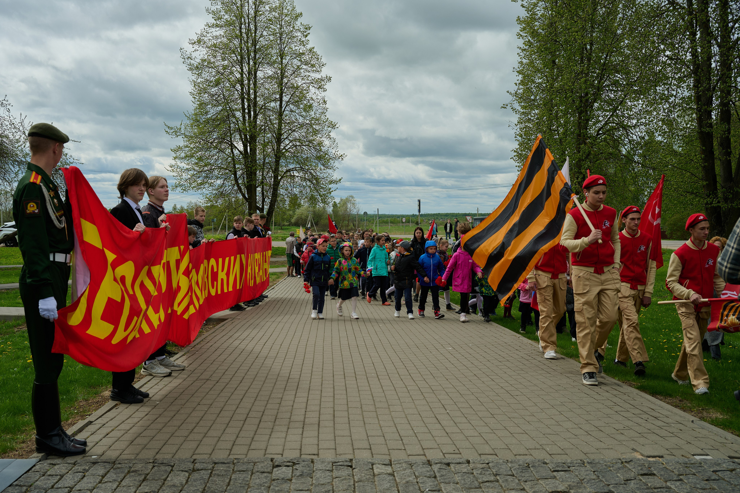 Памяти подвигу Кремлевских курсантов. Ярополец. Фотограф Роман Адлер