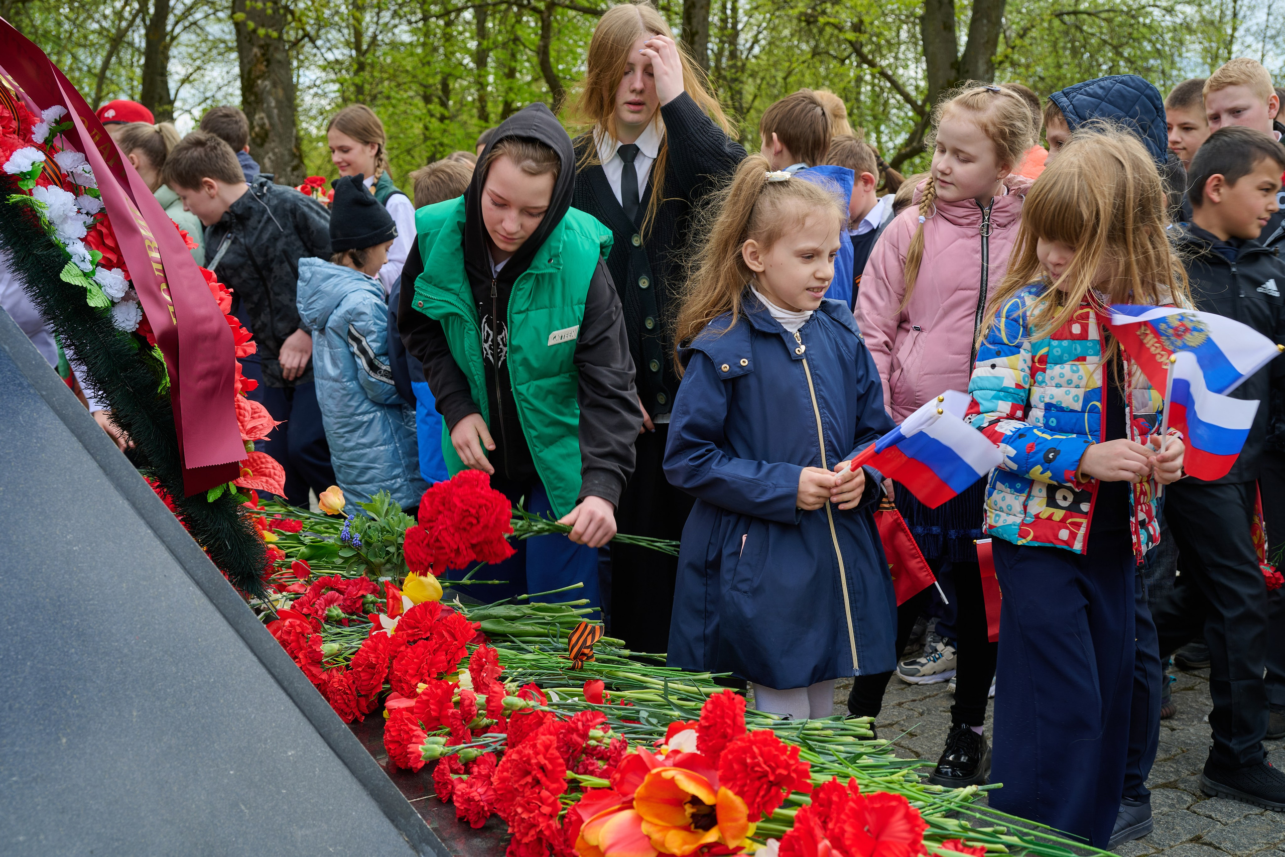 Памяти подвигу Кремлевских курсантов. Ярополец. Фотограф Роман Адлер