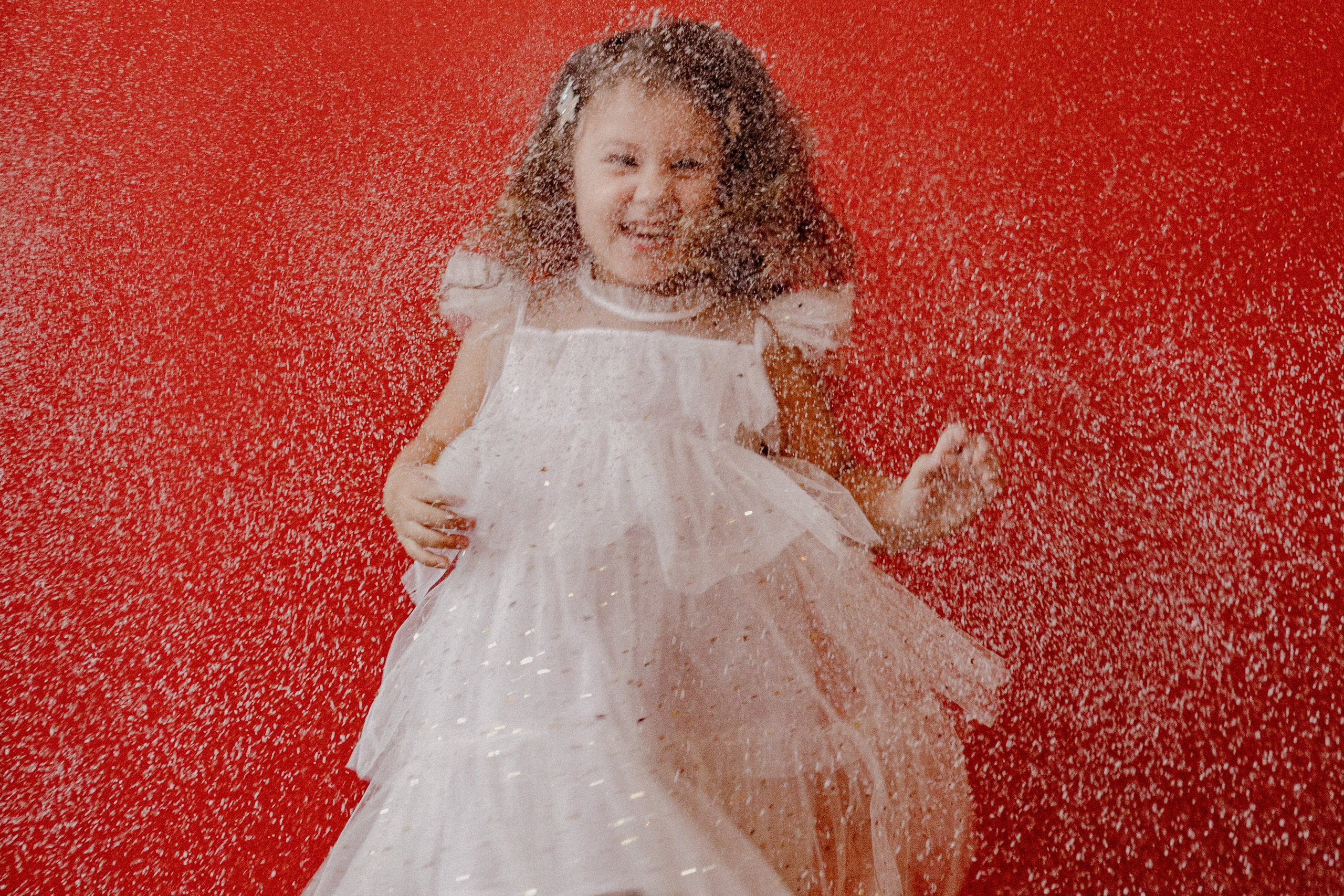 фотосессия ребенка с искусственным снегом в студии