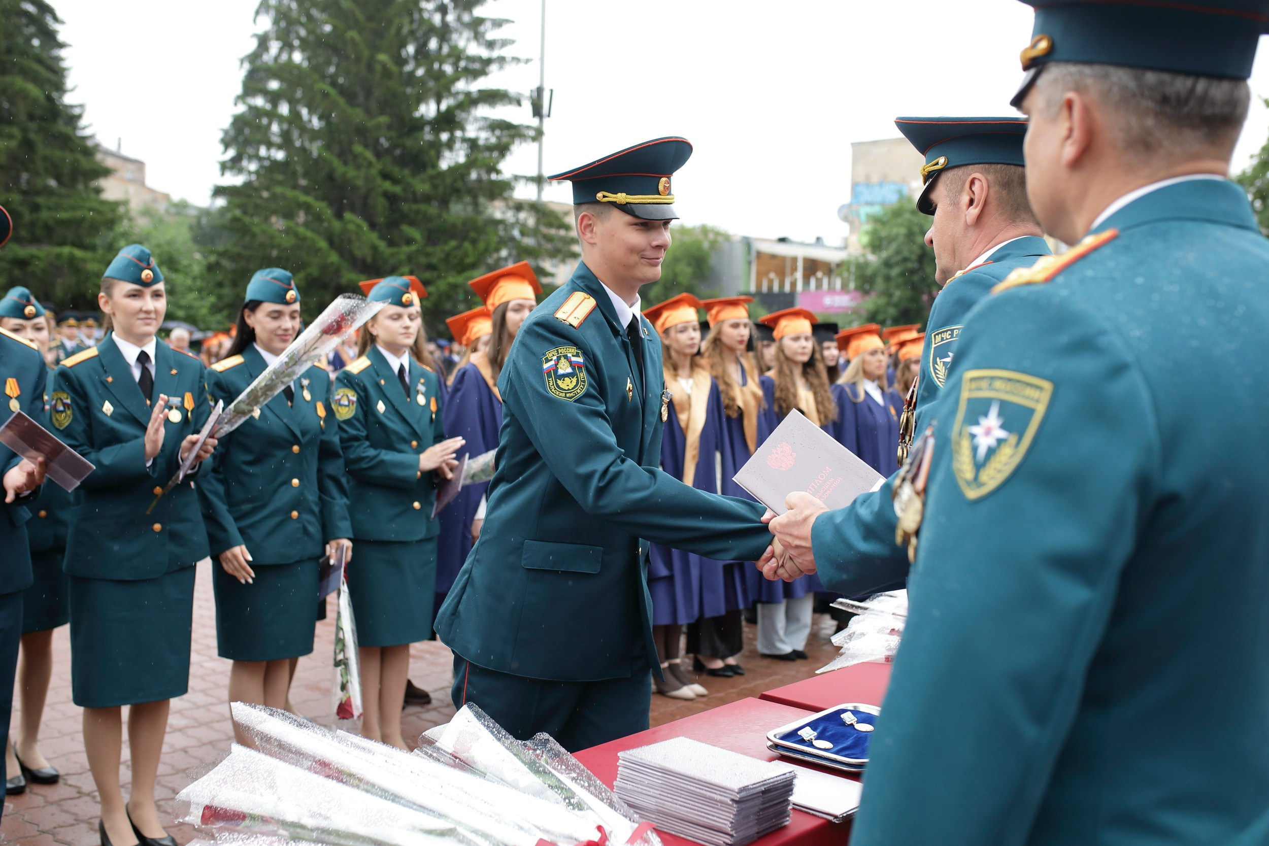 Выпуск Уральского института ГПС МЧС России вручение дипломов