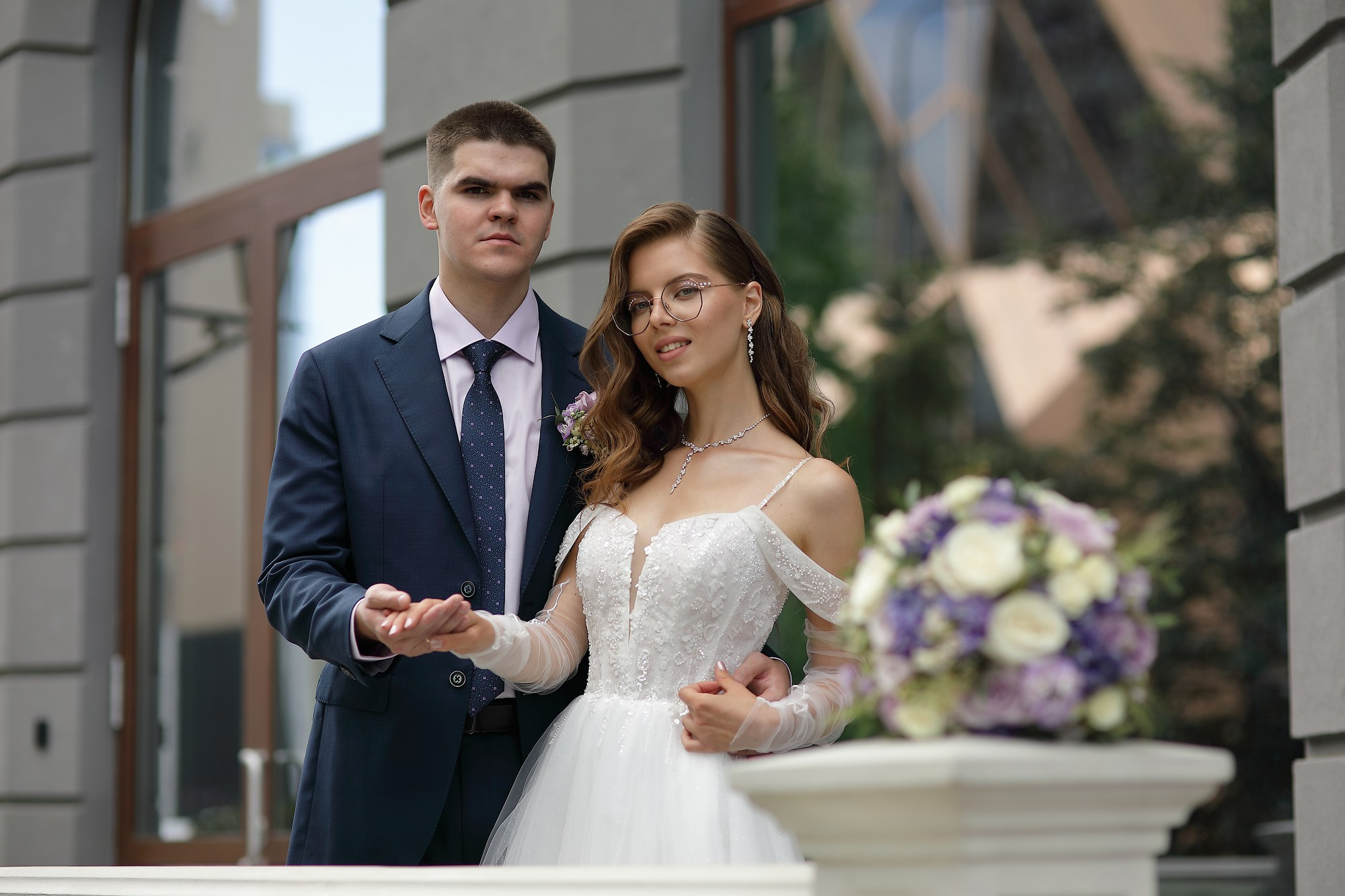 фотосессия жениха и невесты в центре Екатеринбурга возле здания на улице Горького