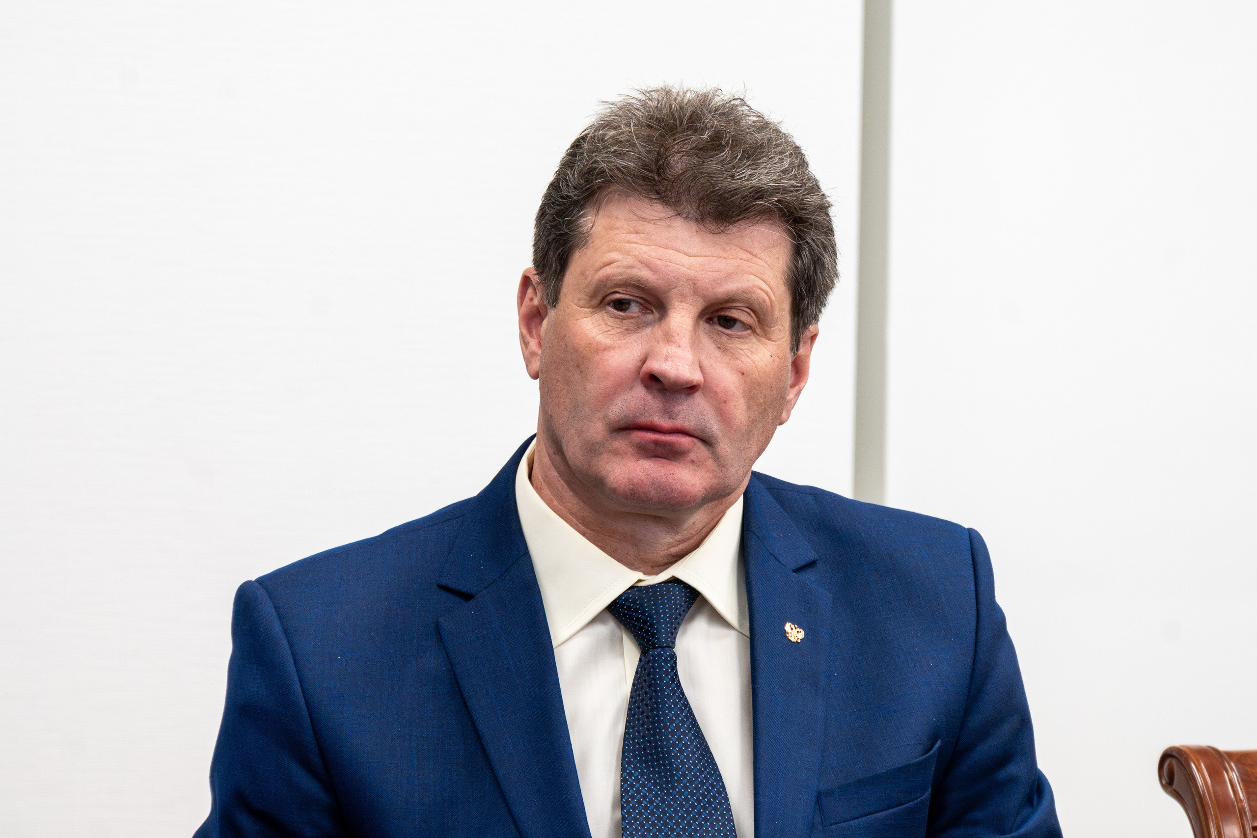 Встреча студентов и сотрудников ДВФУ с сенатором РФ Александром Роликом в День юриста. Репортажный и портретный фотограф во Владивостоке Денис Седов