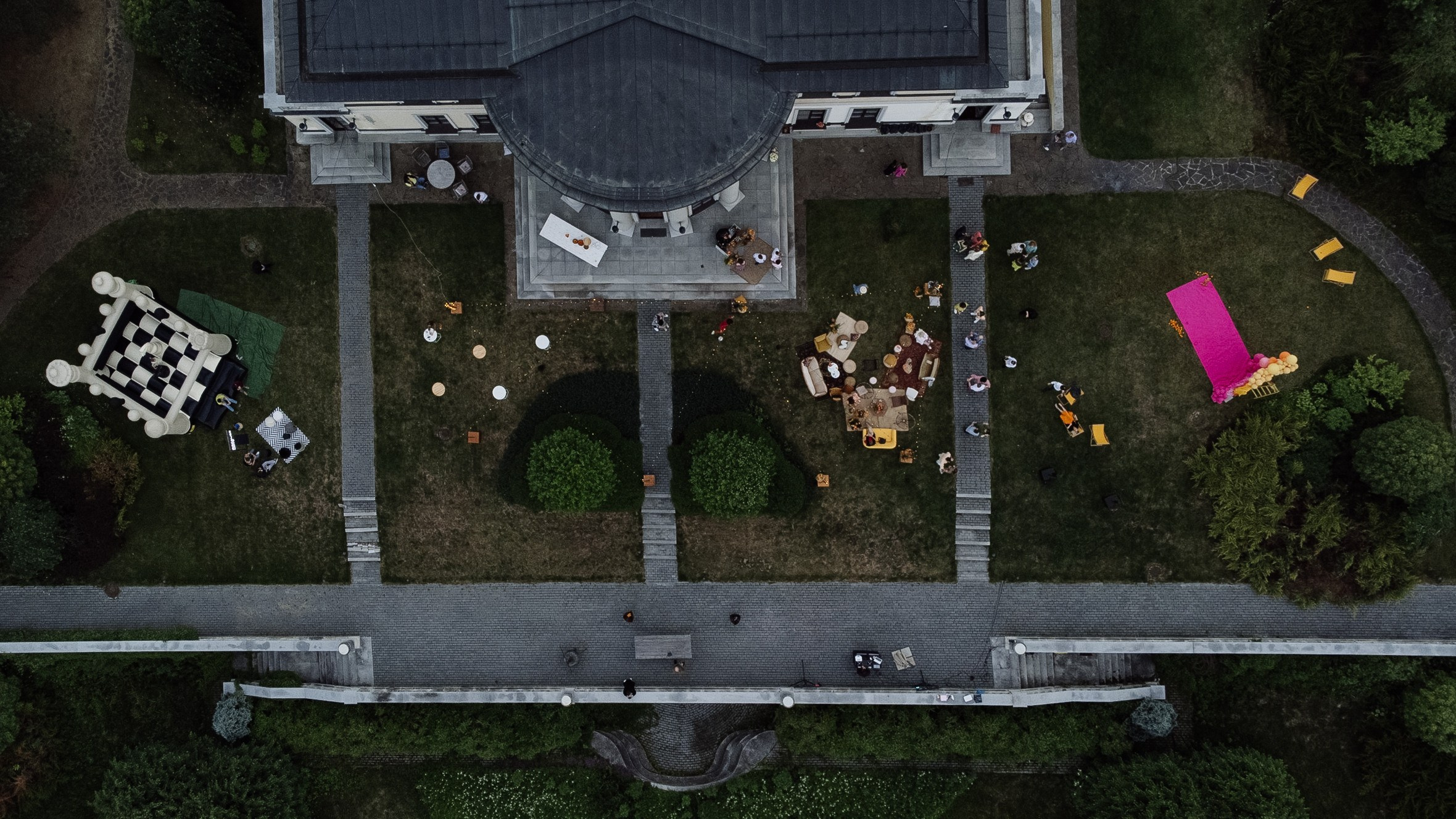 HOLDING_OUT_OF_THE_HERO. Wedding photographer in Europe