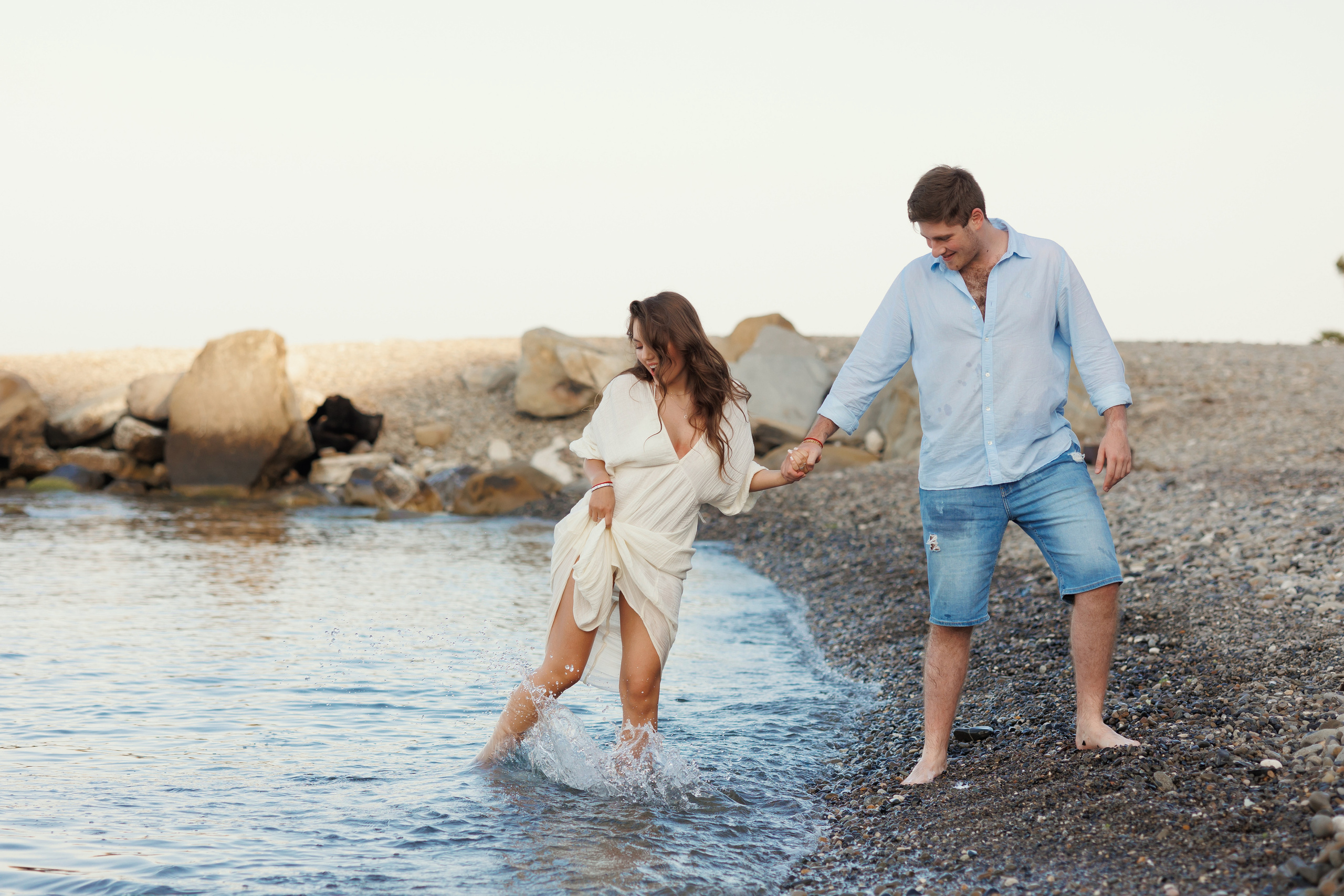 Предсвадебная фотосессия на берегу моря / фотосессия с матрасом у моря. Свадебный и семейный фотограф в Сочи Денис Вялов