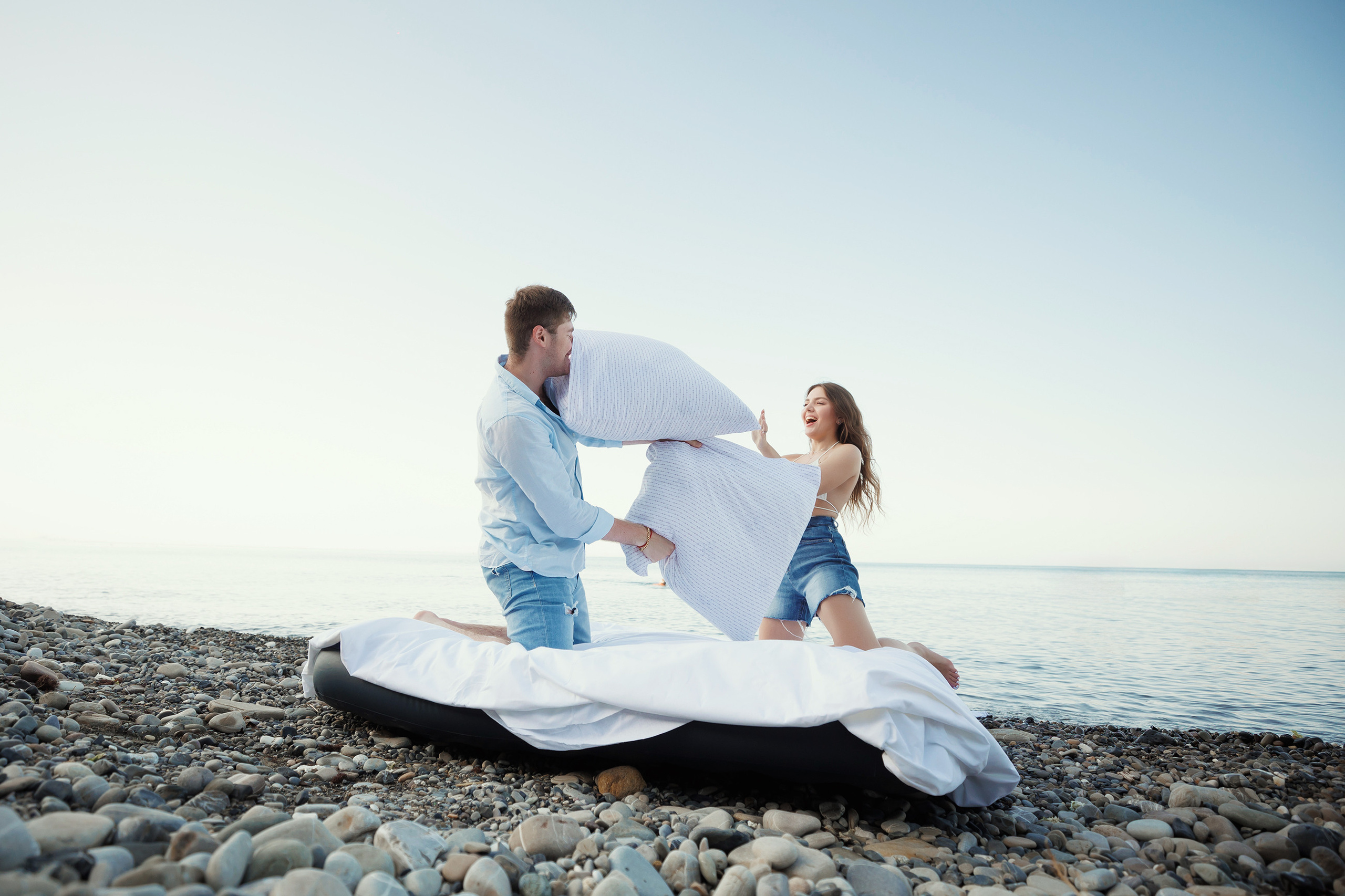 Предсвадебная фотосессия на берегу моря / фотосессия с матрасом у моря. Свадебный и семейный фотограф в Сочи Денис Вялов