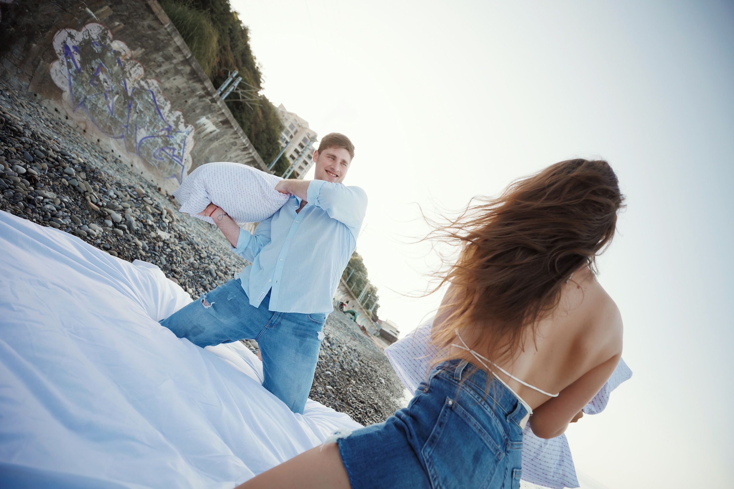 Предсвадебная фотосессия на берегу моря / фотосессия с матрасом у моря. Свадебный и семейный фотограф в Сочи Денис Вялов