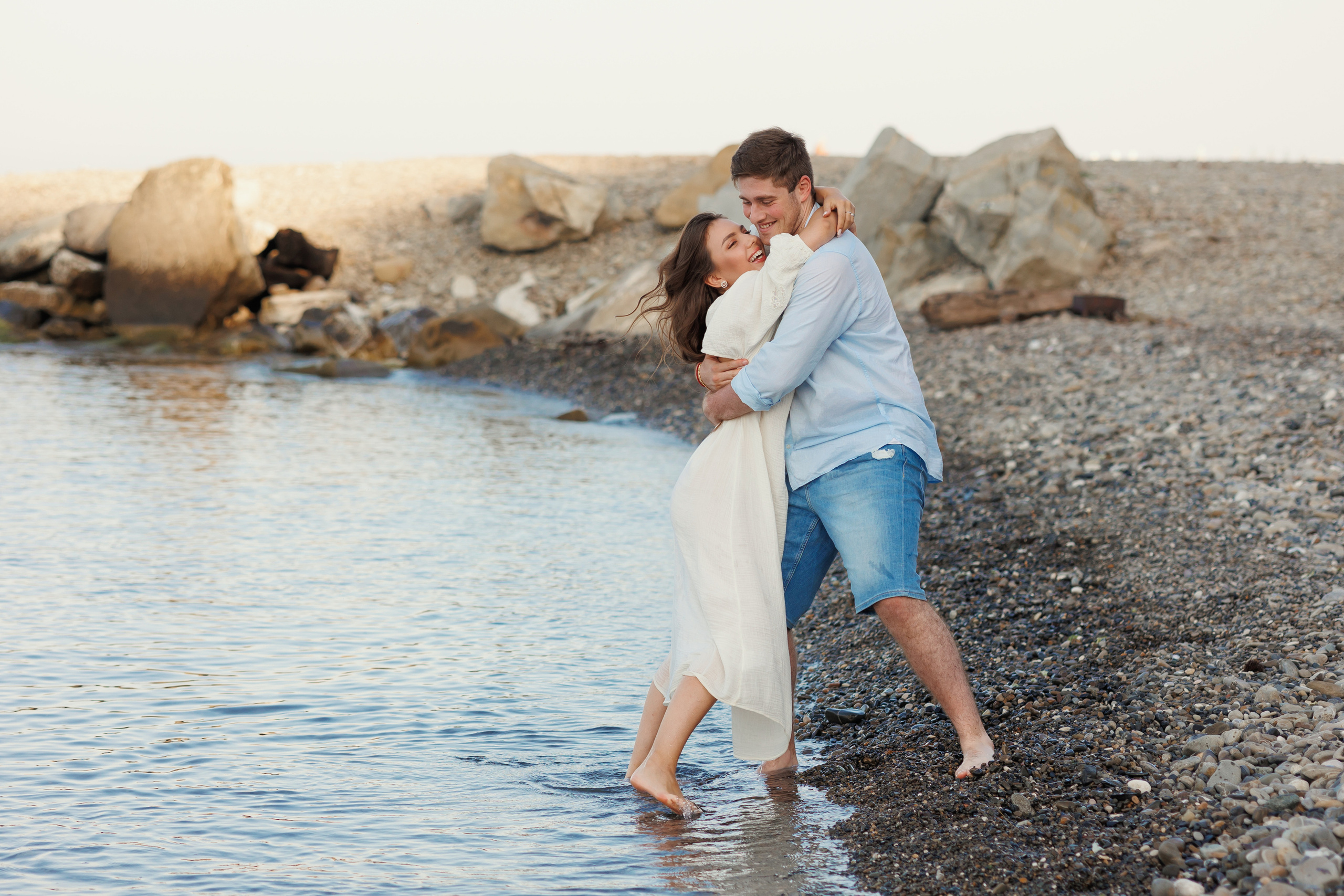 Предсвадебная фотосессия на берегу моря / фотосессия с матрасом у моря. Свадебный и семейный фотограф в Сочи Денис Вялов