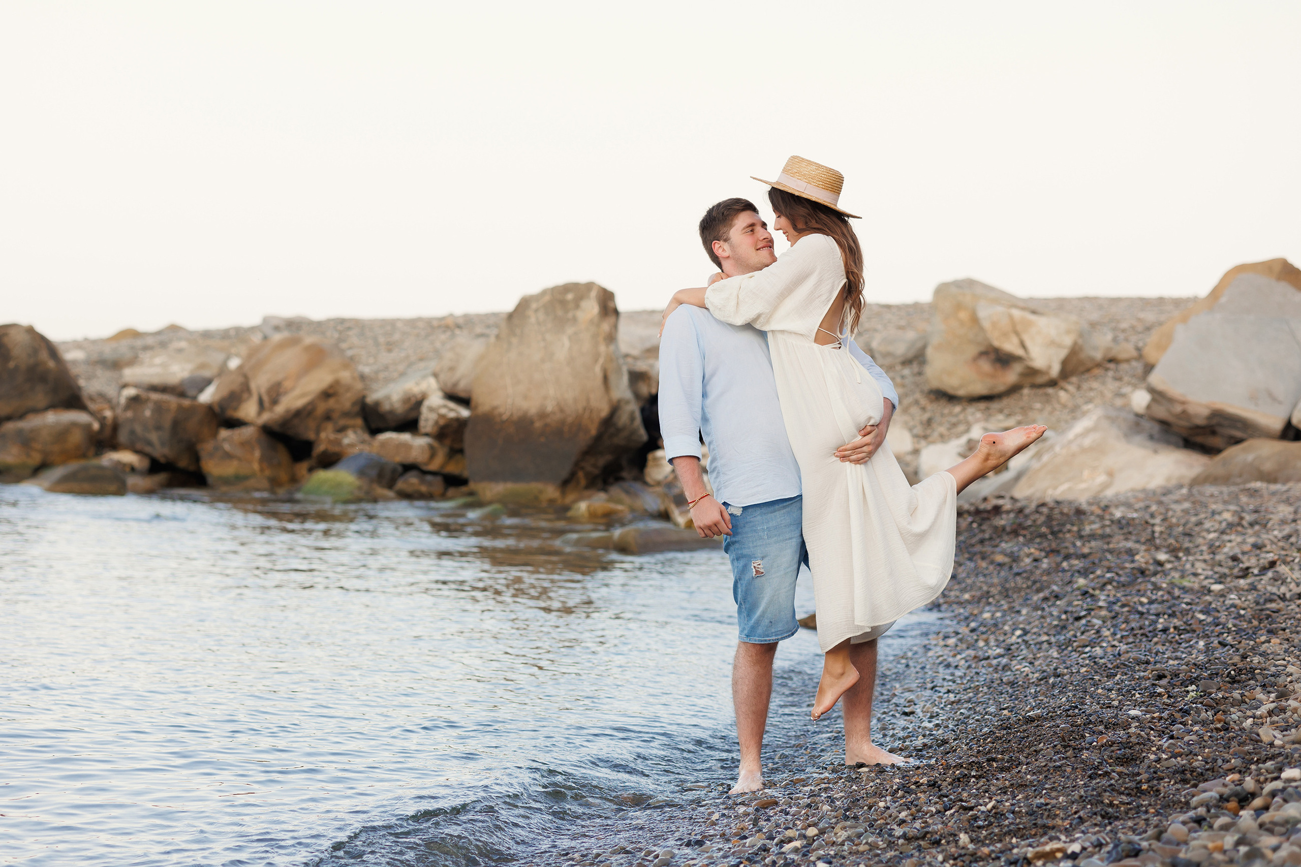 Предсвадебная фотосессия на берегу моря / фотосессия с матрасом у моря. Свадебный и семейный фотограф в Сочи Денис Вялов