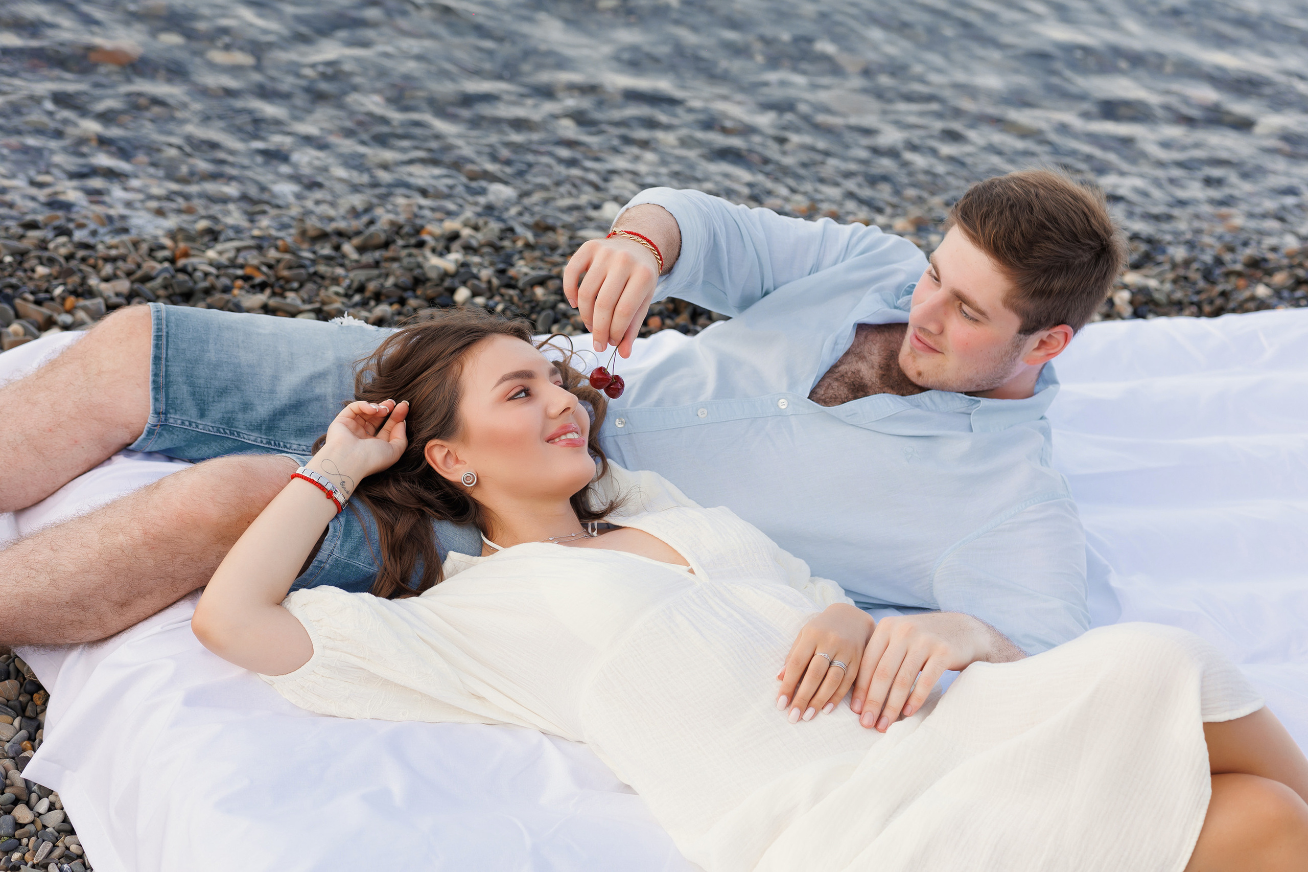 Предсвадебная фотосессия на берегу моря / фотосессия с матрасом у моря. Свадебный и семейный фотограф в Сочи Денис Вялов