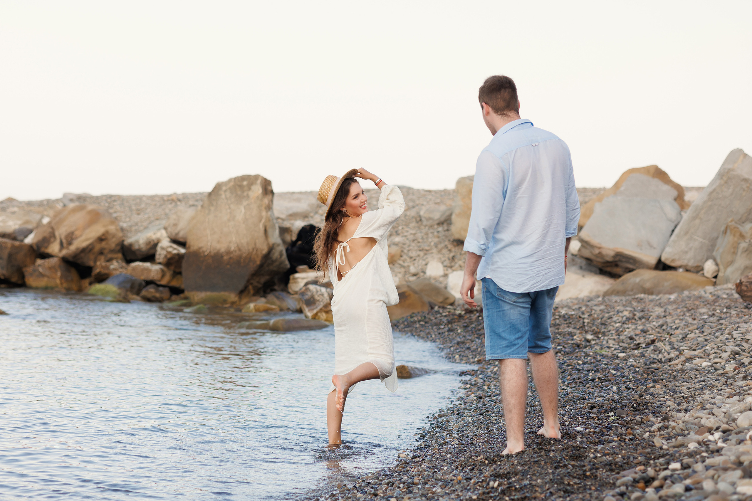 Предсвадебная фотосессия на берегу моря / фотосессия с матрасом у моря. Свадебный и семейный фотограф в Сочи Денис Вялов