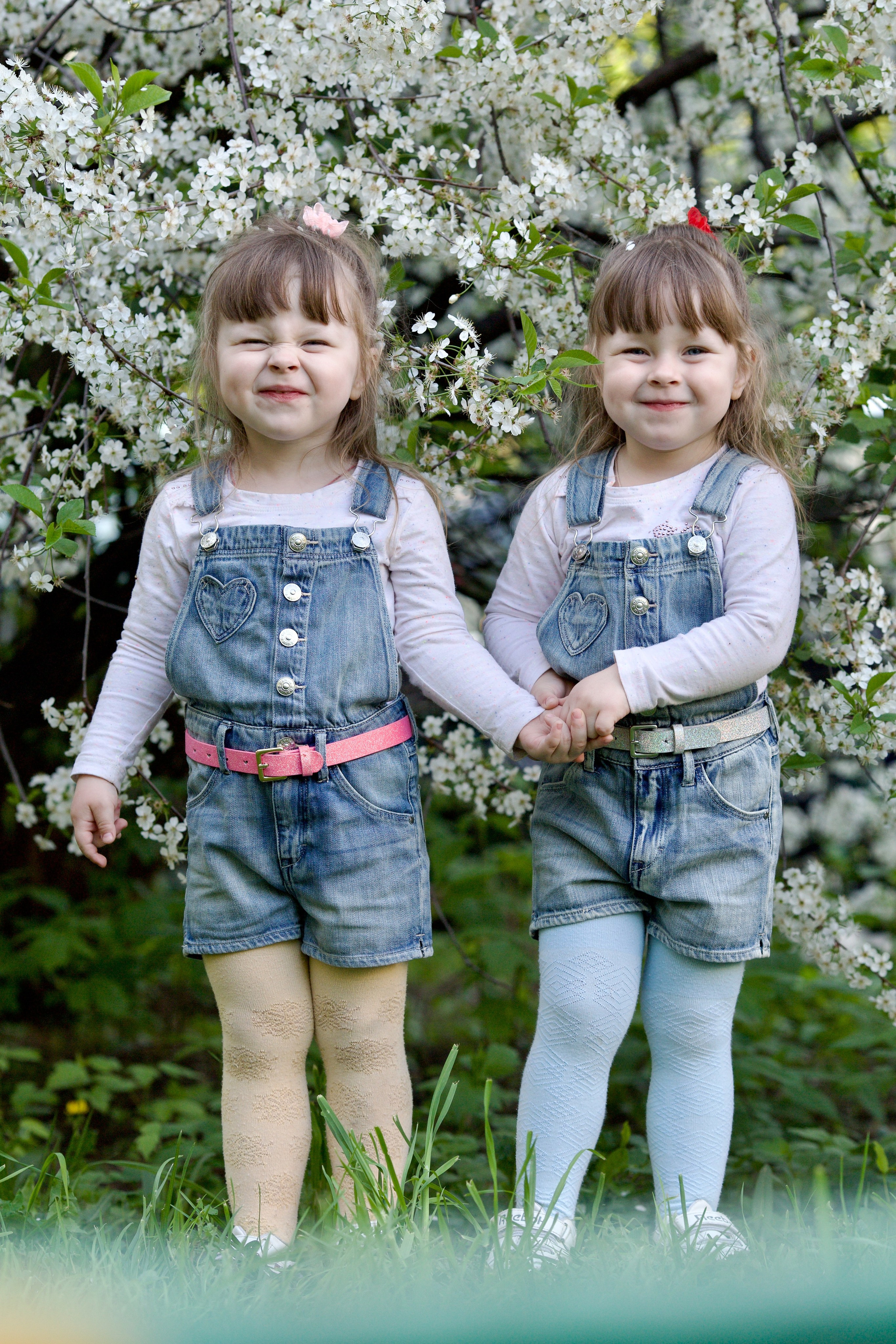 Фотосессия близняшек весной. Школьные выпускные альбомы в Москве Марина Николаева