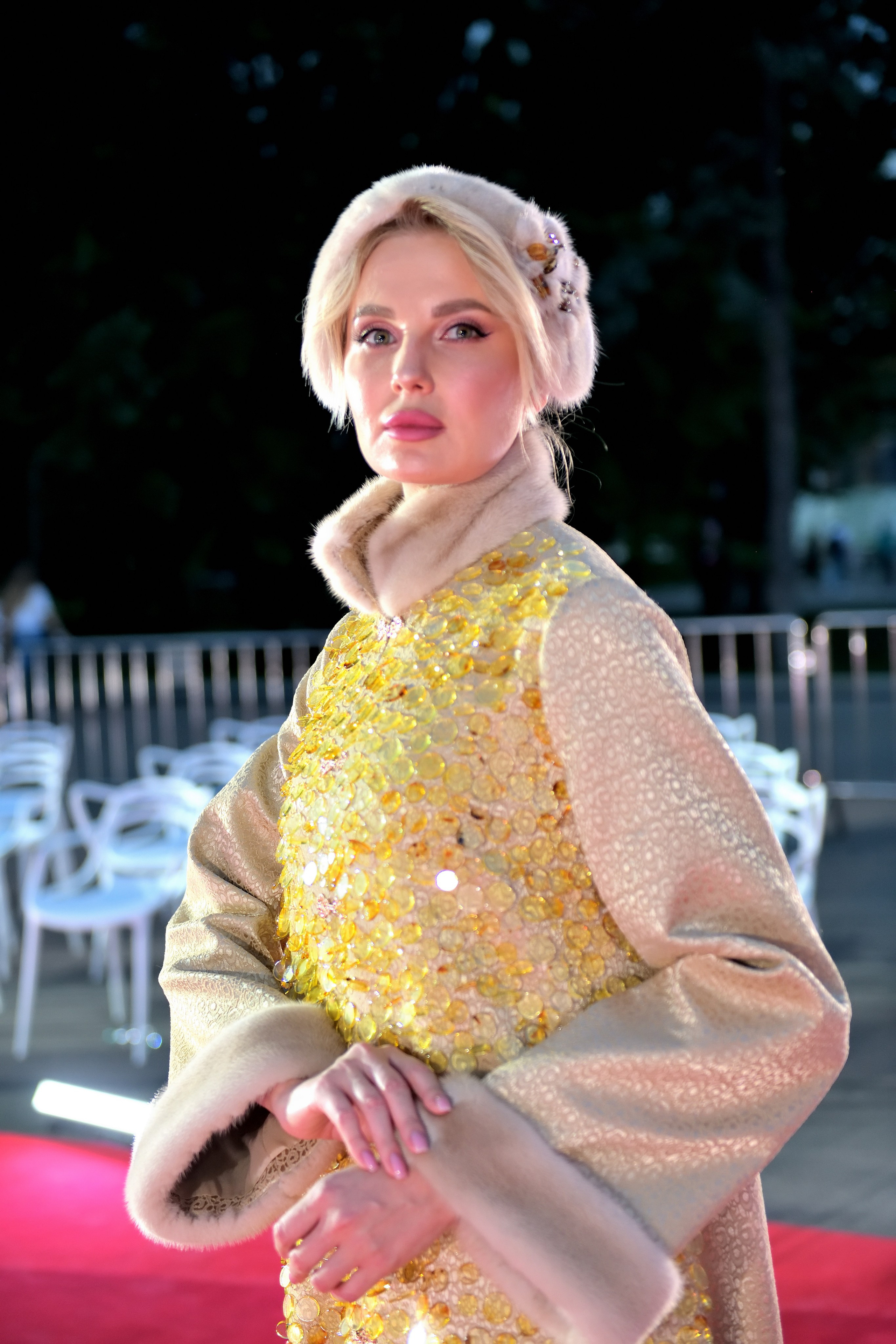 "Портрет модели в шубе с янтарем".