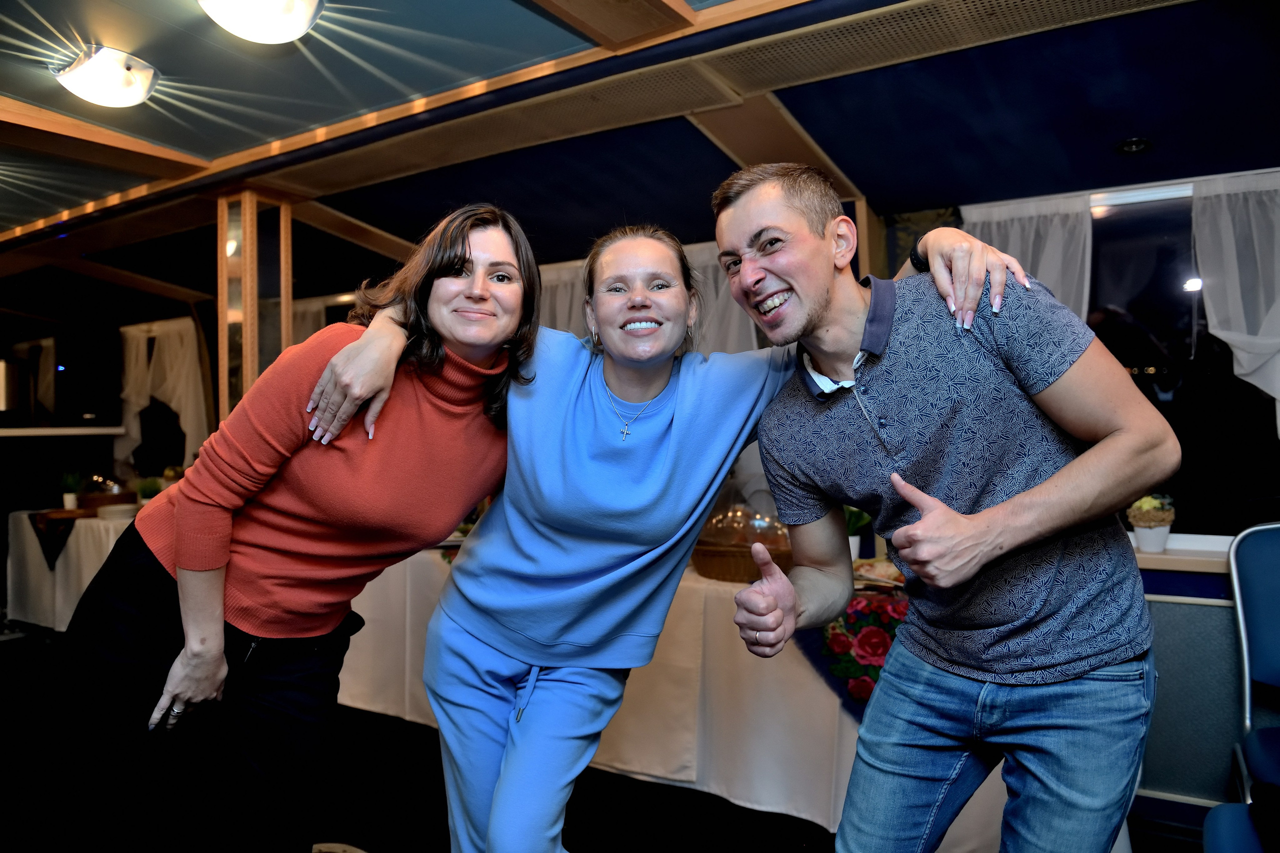 "Сотрудники корпоратив позируют фотографу".