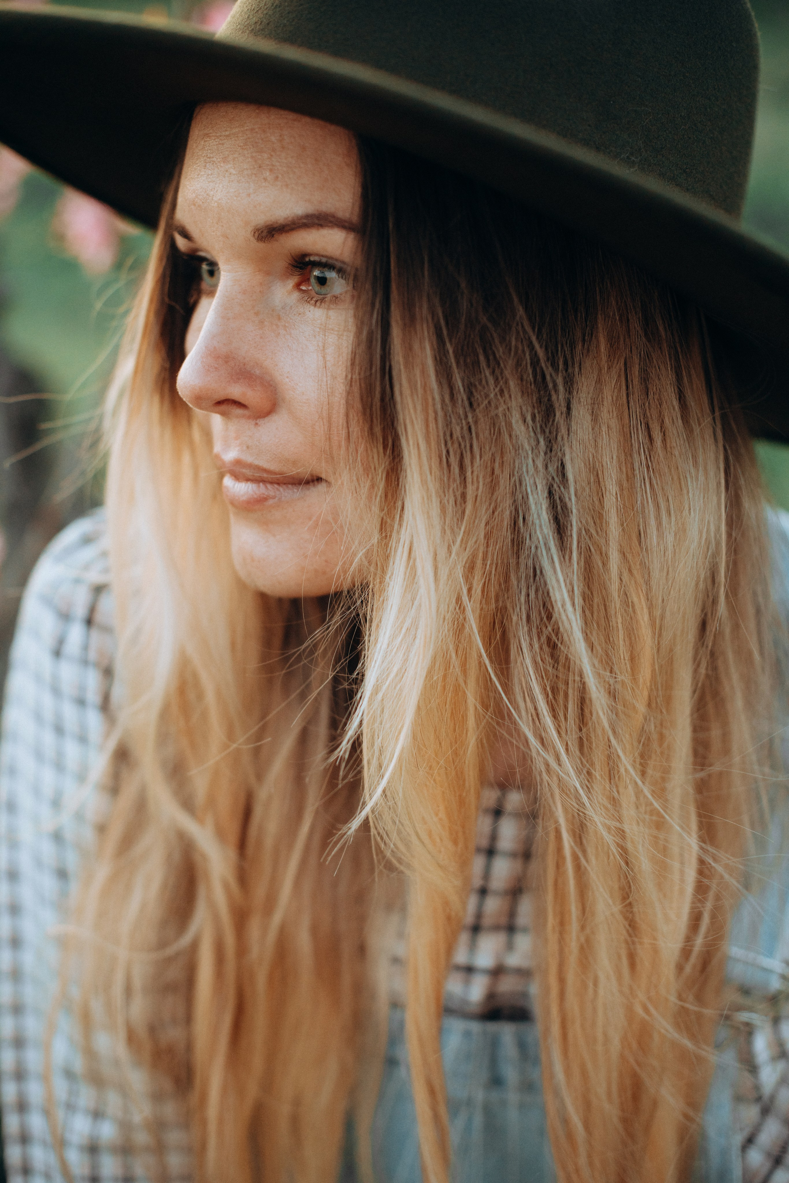 Женская фотосессия в персиковых цветениях. Портретный свадебный фотограф Крым | Евгения Щитенко